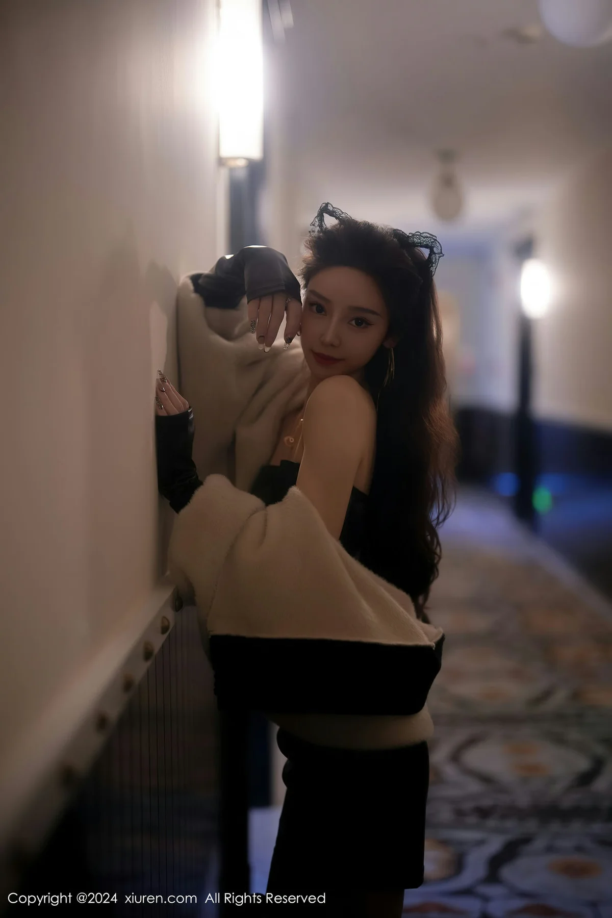 XiuRen 秀人 No.8049  苏曼兮 黑色露肩皮衣性感写真1 - 2