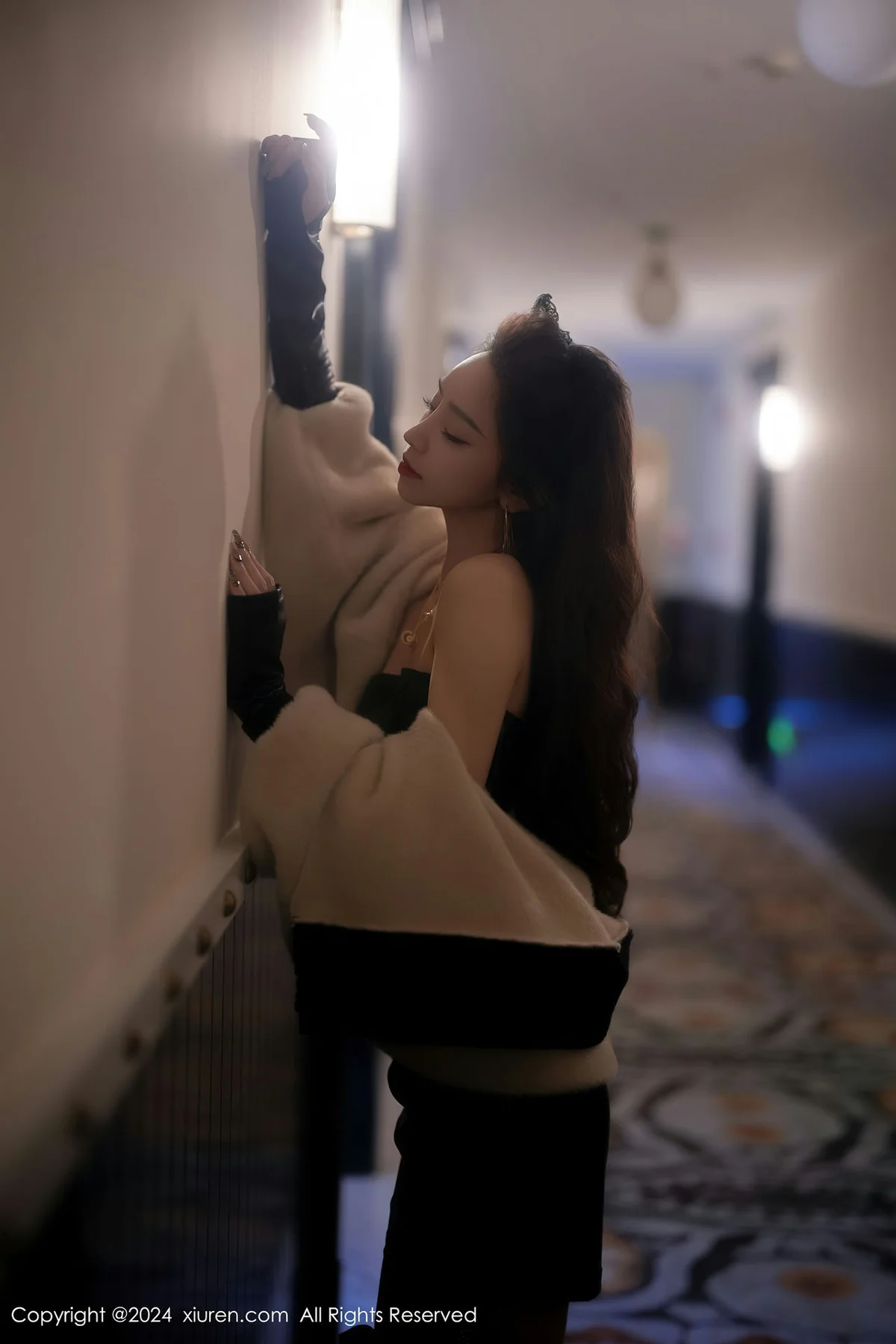 XiuRen 秀人 No.8049  苏曼兮 黑色露肩皮衣性感写真1 - 3