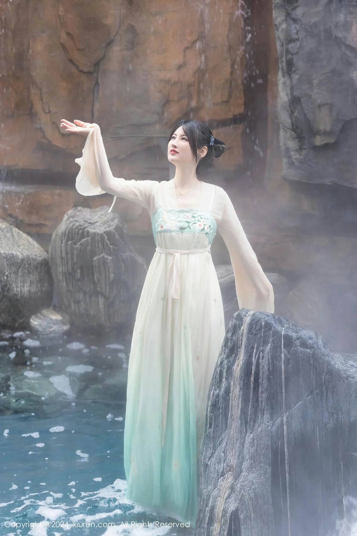 XiuRen 秀人 No.8128  诗诗kiki 温泉古装情趣服饰性感写真1 - 2