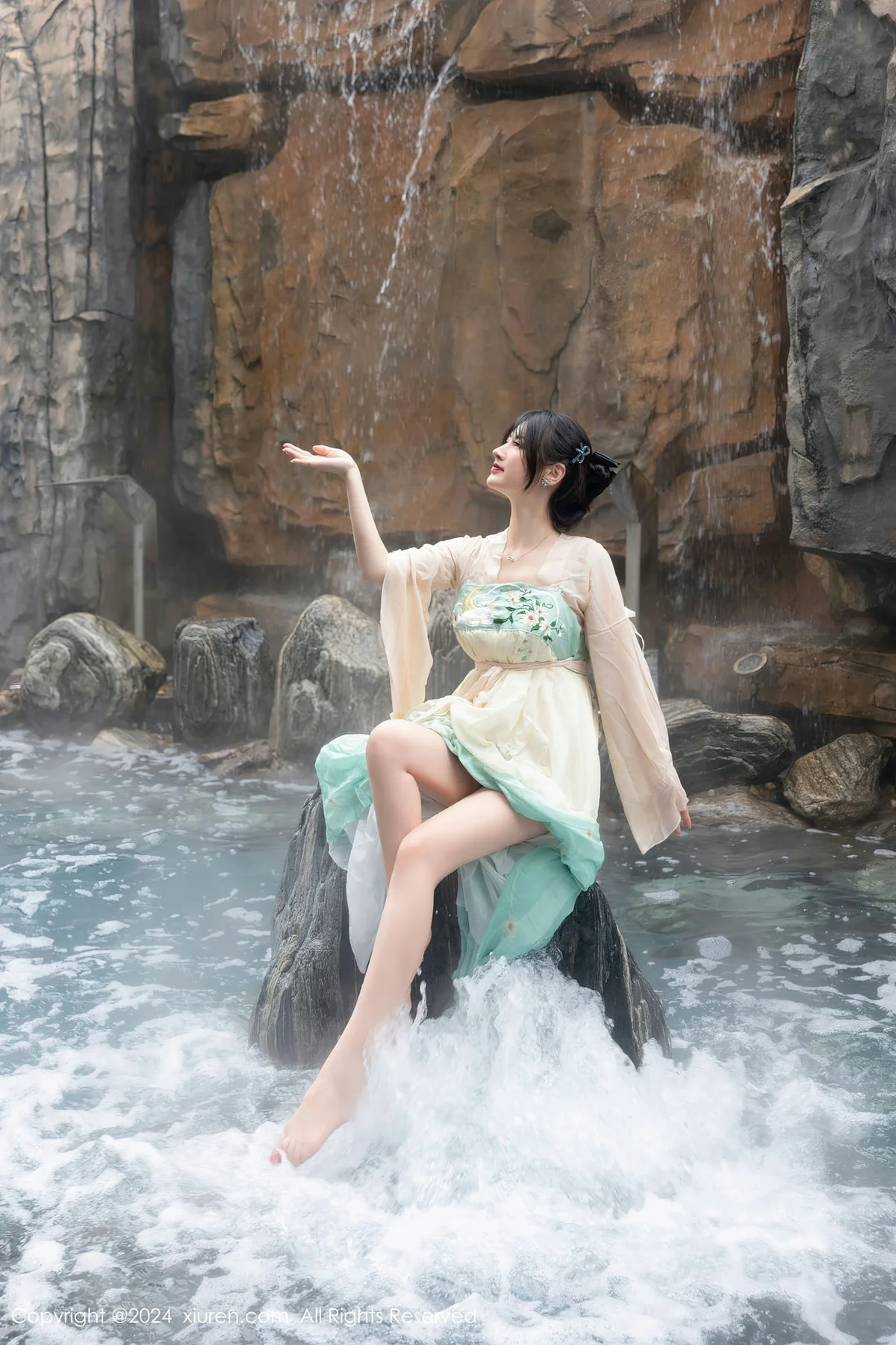 XiuRen 秀人 No.8128  诗诗kiki 温泉古装情趣服饰性感写真1 - 5