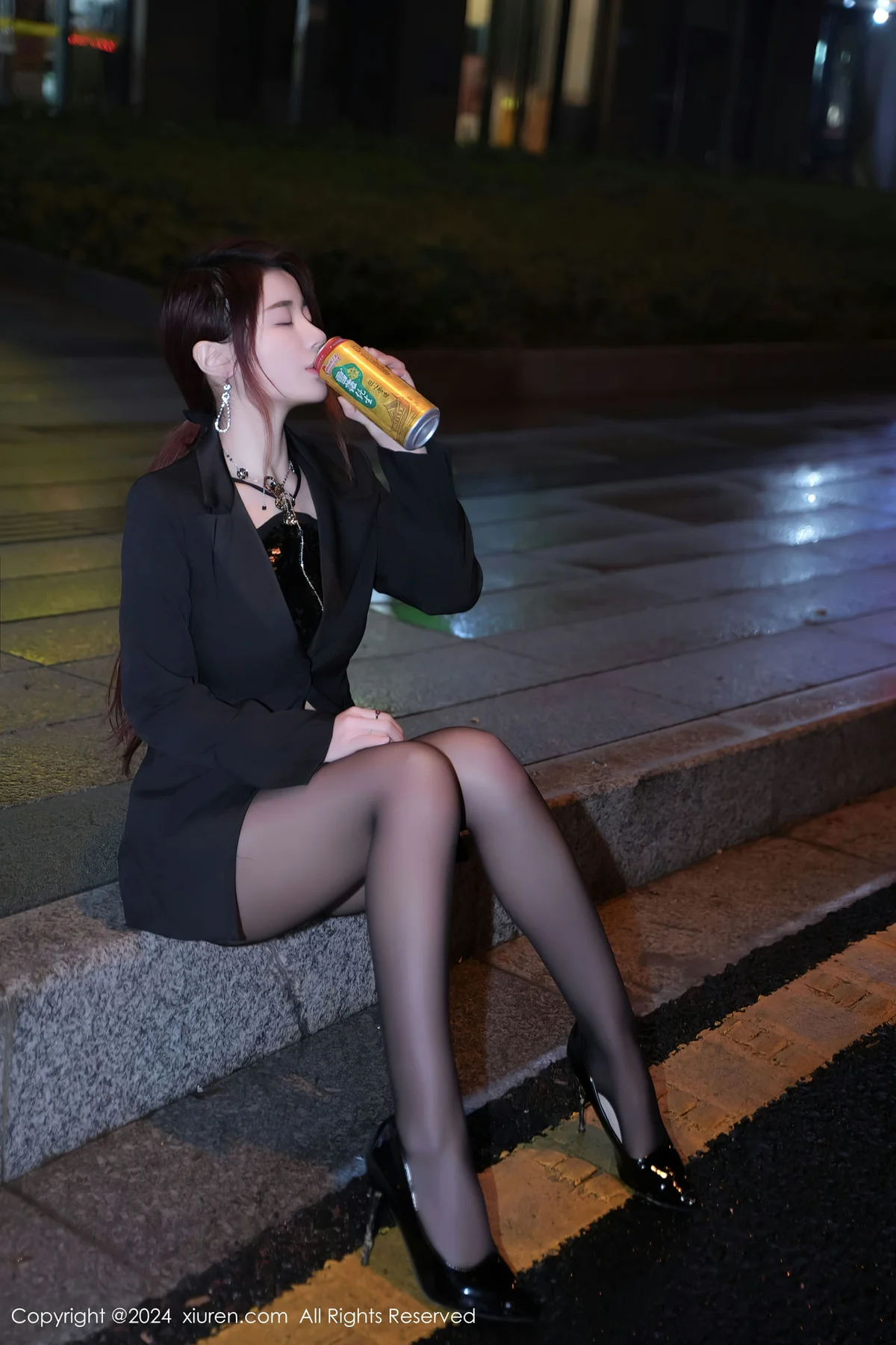 XiuRen 秀人 No.8199  美七 Mia 魅惑黑丝性感写真1 - 4