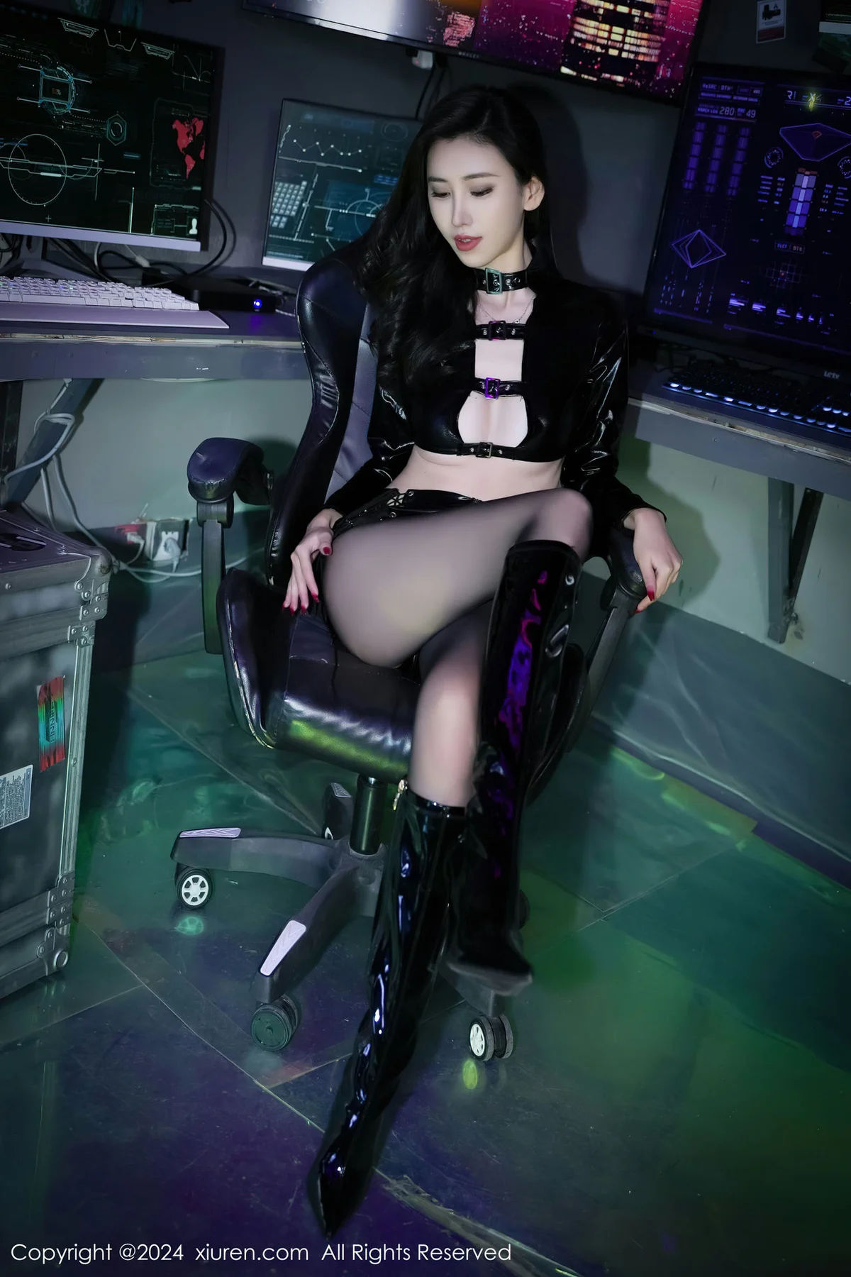 XiuRen 秀人 No.8219  章芃芃 黑色皮衣服饰性感写真 - 4