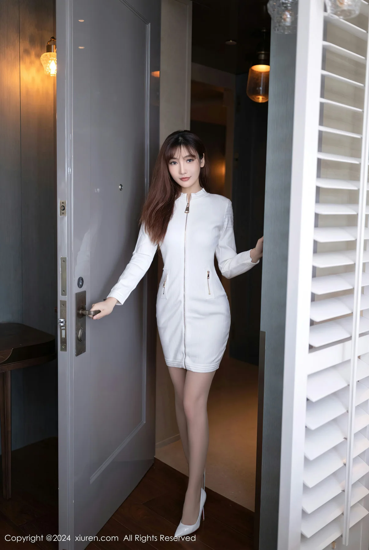 XiuRen 秀人 No.8233  陆萱萱 人原色丝袜泰国旅拍11 - 1