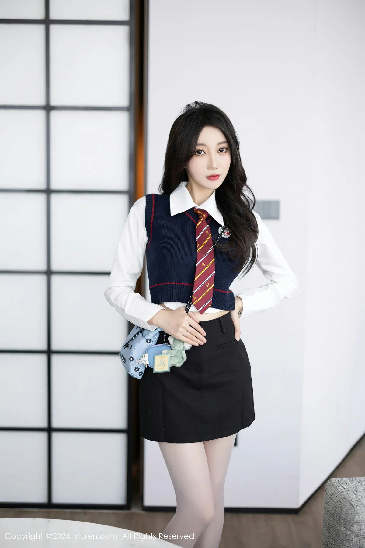 XiuRen 秀人 No.8247  玥儿玥 白色丝袜哈尔滨旅拍1 - 2