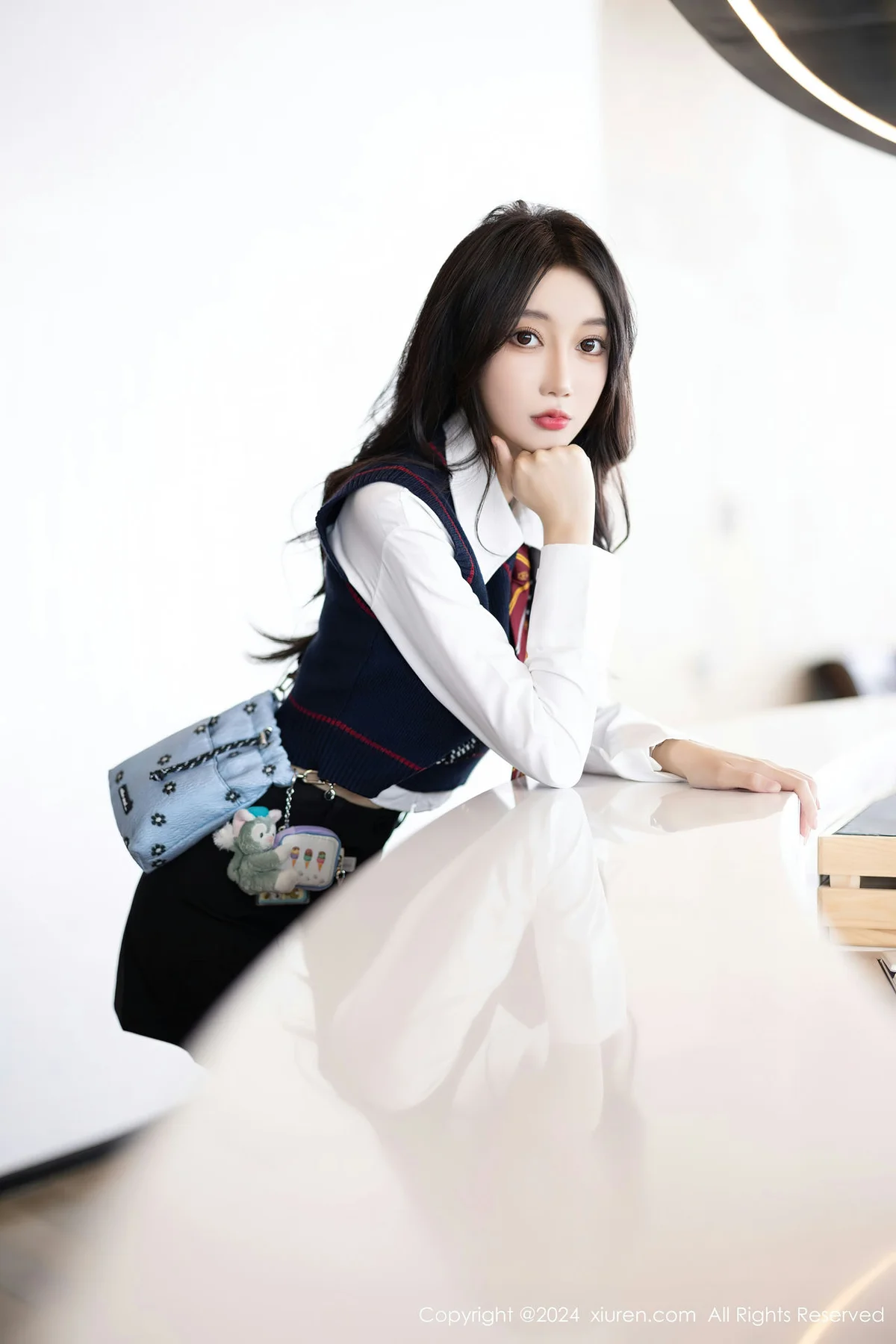 XiuRen 秀人 No.8247  玥儿玥 白色丝袜哈尔滨旅拍1 - 4