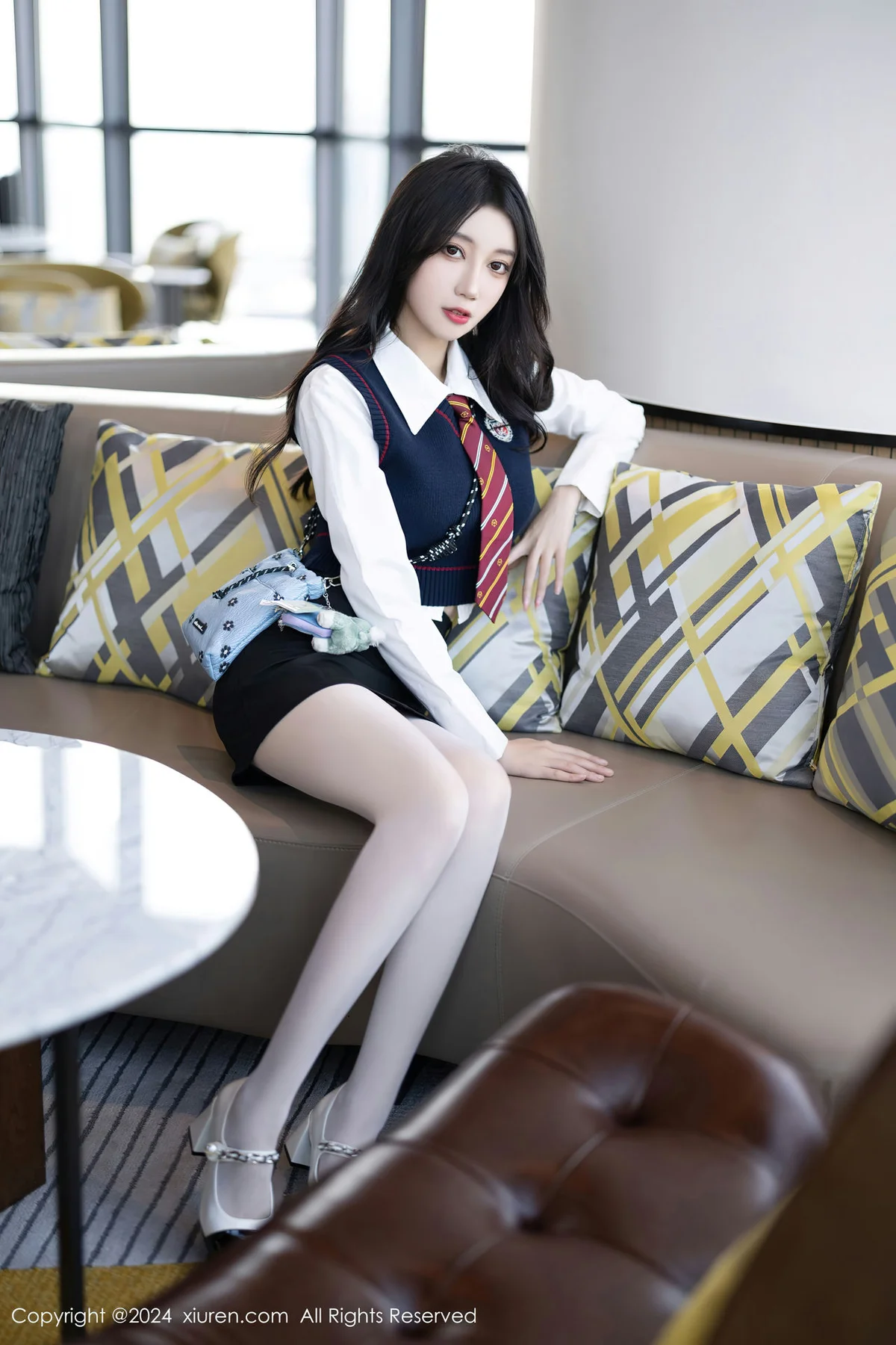 XiuRen 秀人 No.8247  玥儿玥 白色丝袜哈尔滨旅拍1 - 2