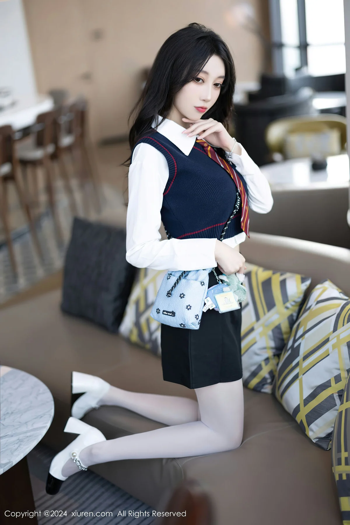 XiuRen 秀人 No.8247  玥儿玥 白色丝袜哈尔滨旅拍1 - 3