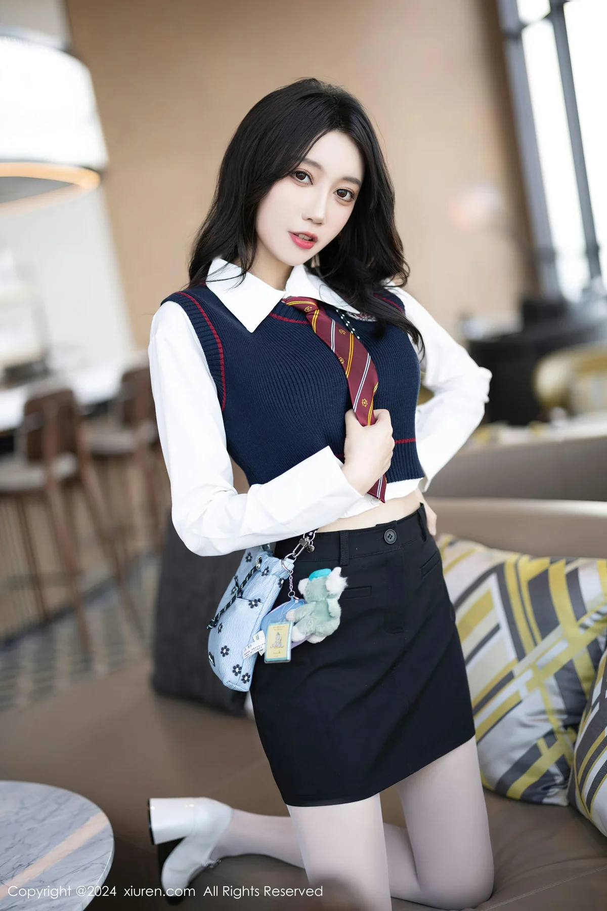 XiuRen 秀人 No.8247  玥儿玥 白色丝袜哈尔滨旅拍1 - 4