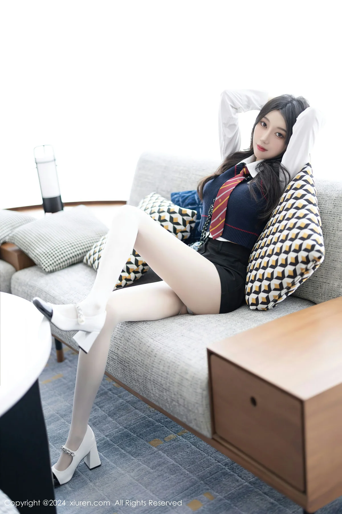 XiuRen 秀人 No.8247  玥儿玥 白色丝袜哈尔滨旅拍1 - 7