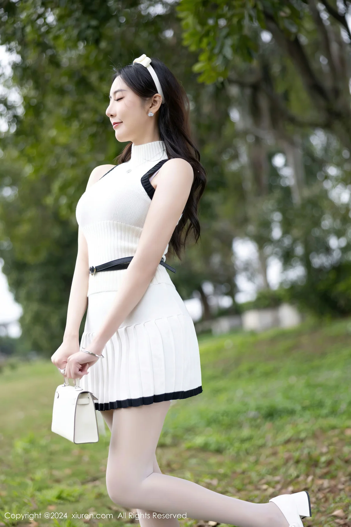 XiuRen 秀人 No.8334 王馨瑶yanni 白色丝袜哈尔滨旅拍1 - 4