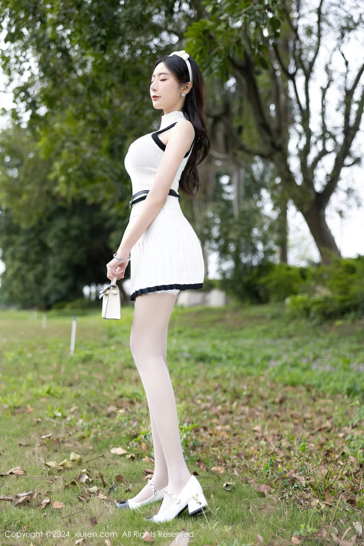 XiuRen 秀人 No.8334 王馨瑶yanni 白色丝袜哈尔滨旅拍1 - 5