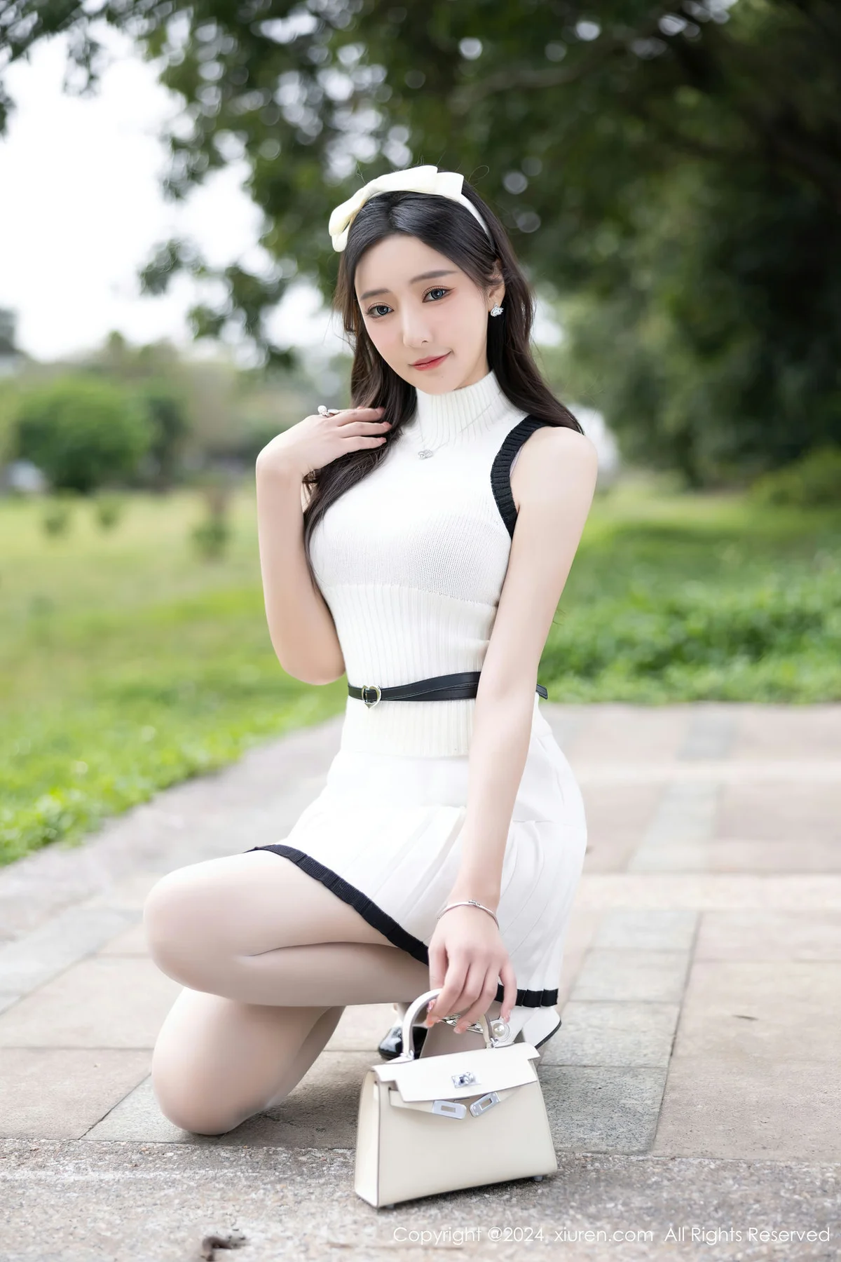 XiuRen 秀人 No.8334 王馨瑶yanni 白色丝袜哈尔滨旅拍1 - 5