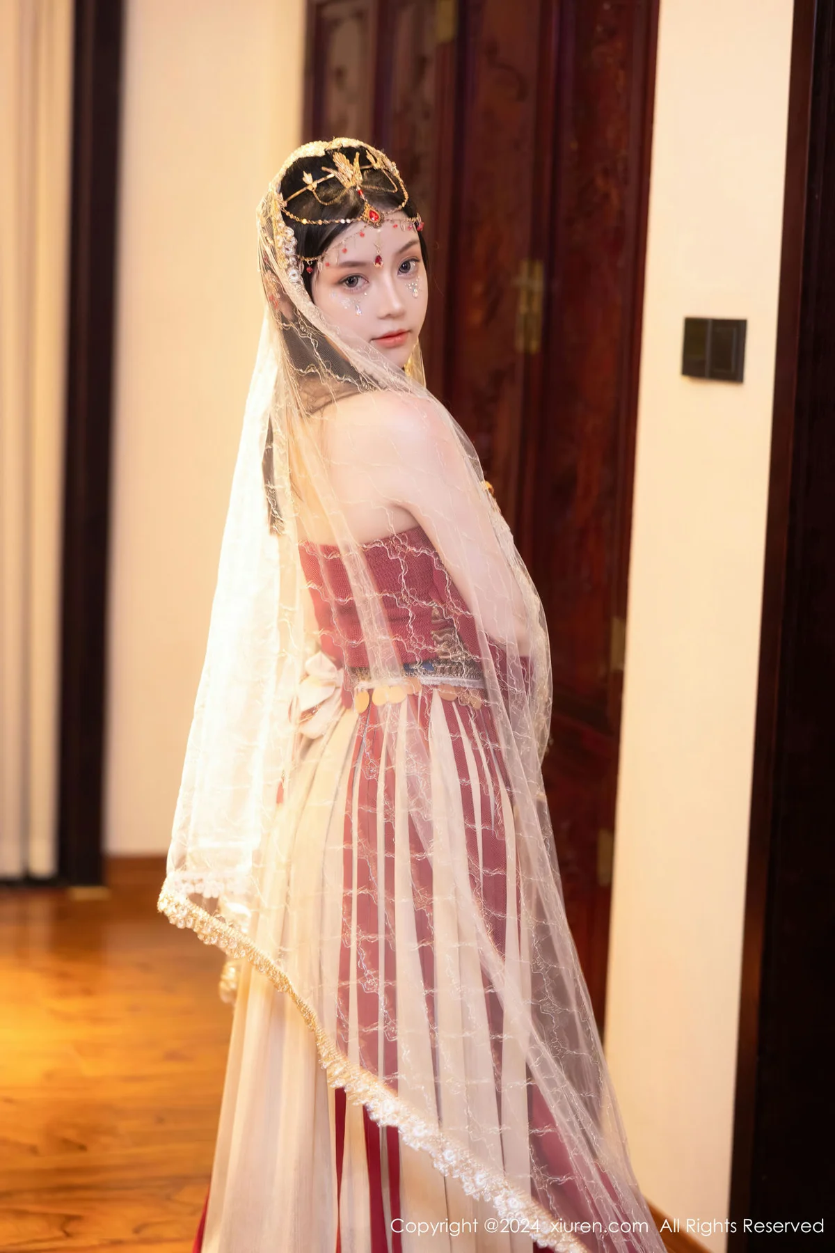 XiuRen 秀人 No.8349 豆瓣酱 红色西域服饰性感写真 - 10