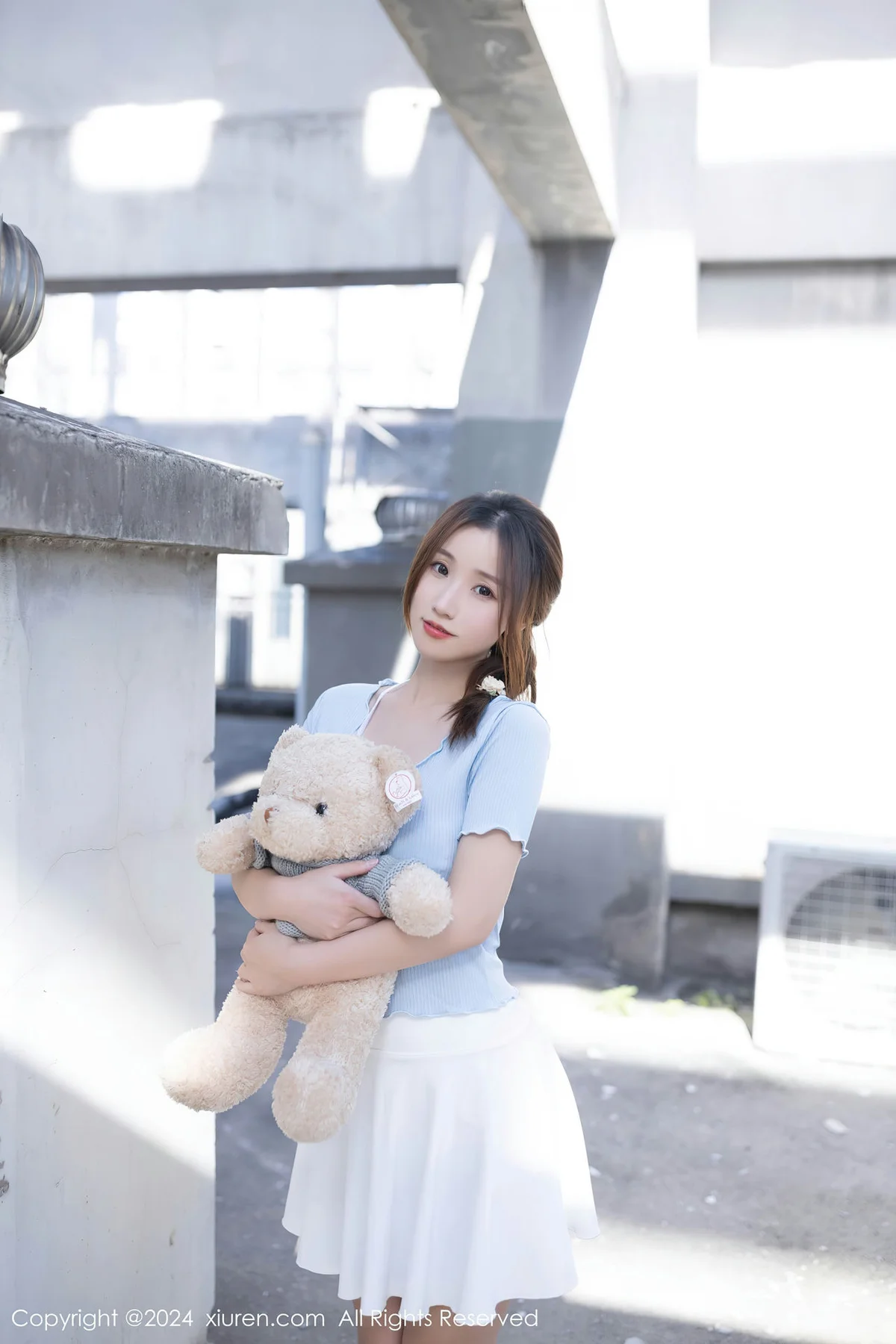 XiuRen 秀人 No.8369 杏子Yada 白色短裙性感写真 - 1