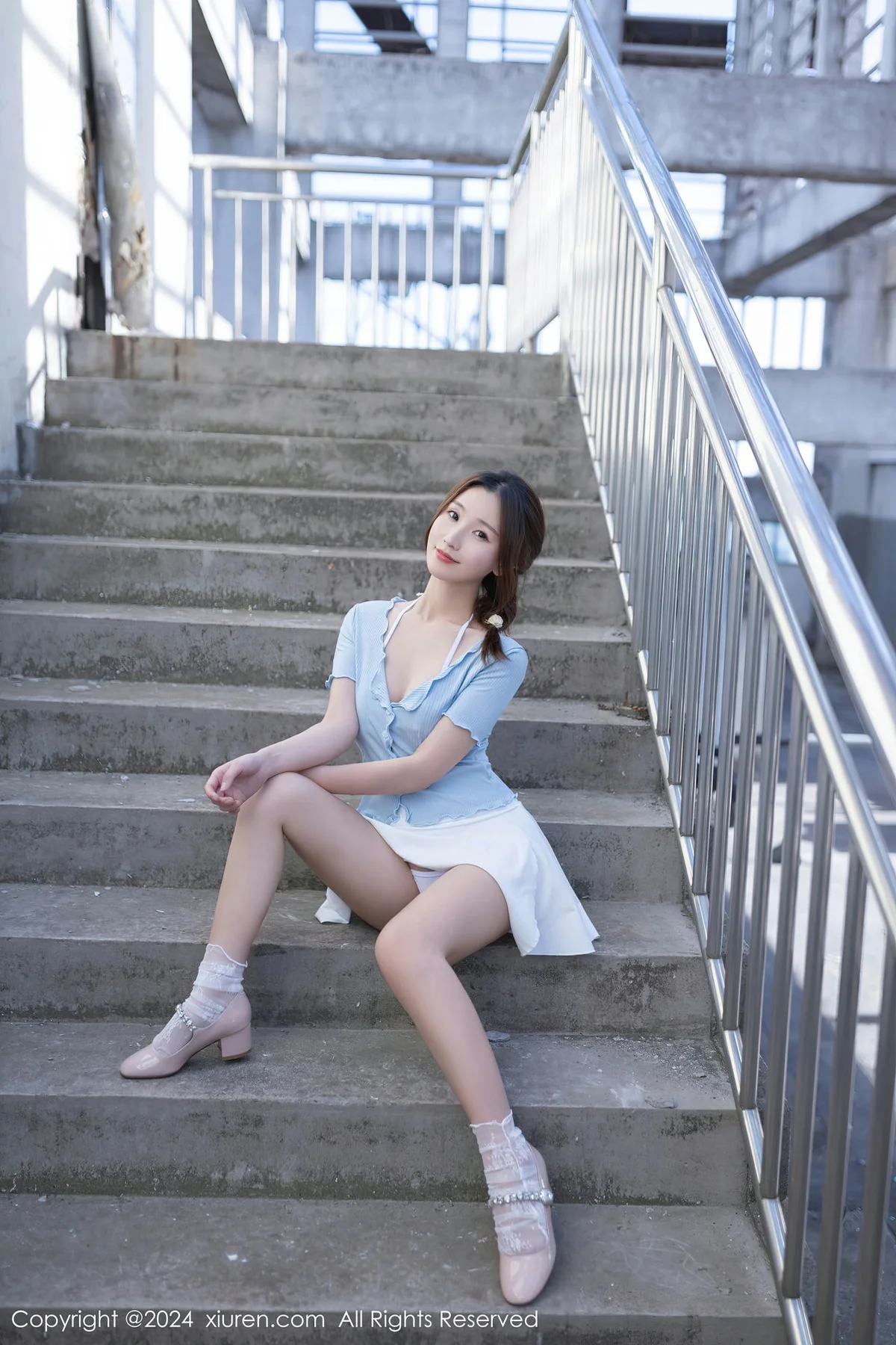 XiuRen 秀人 No.8369 杏子Yada 白色短裙性感写真 - 1