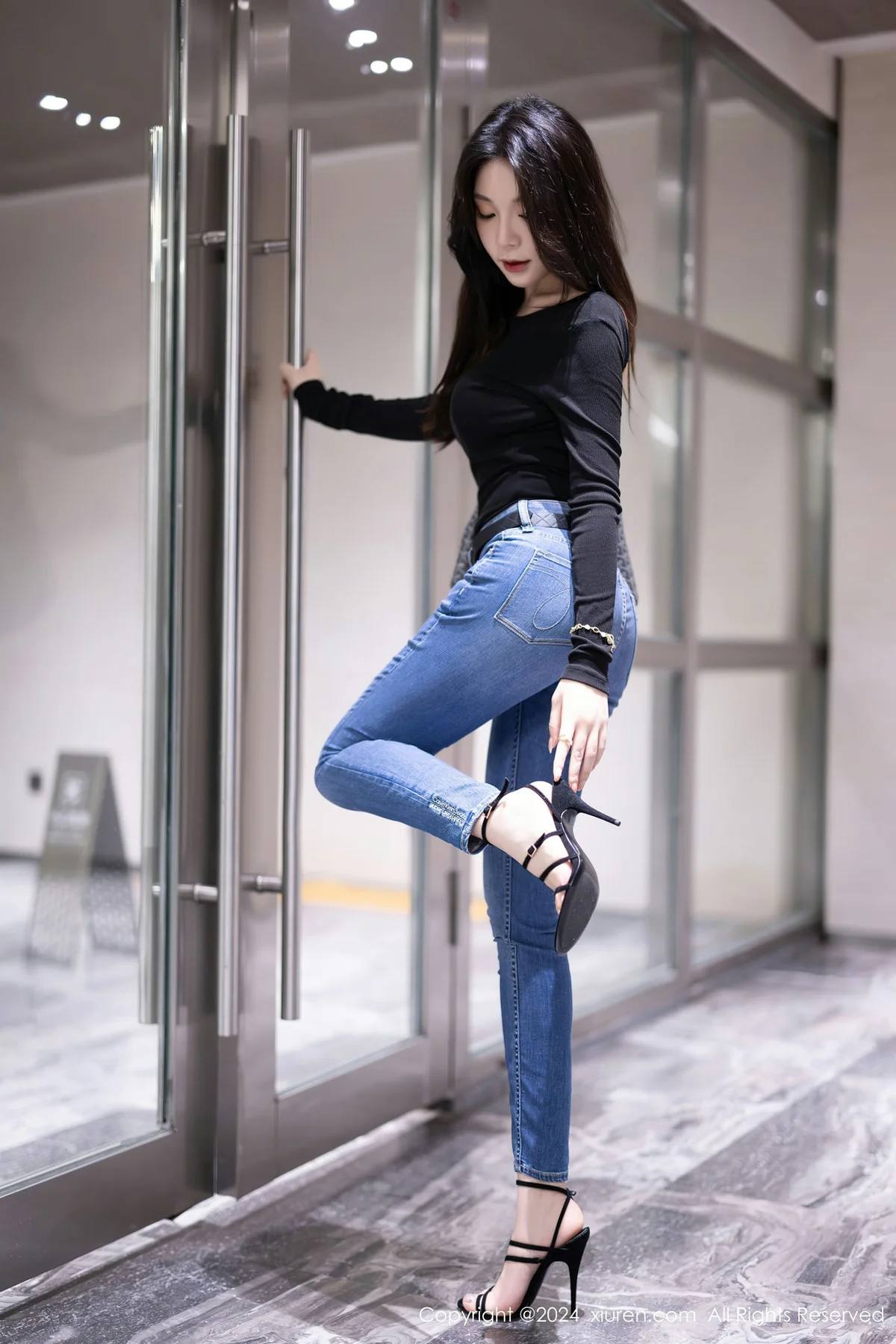 XiuRen 秀人 No.8385 徐莉芝Booty 魅惑黑丝性感写真1 - 9