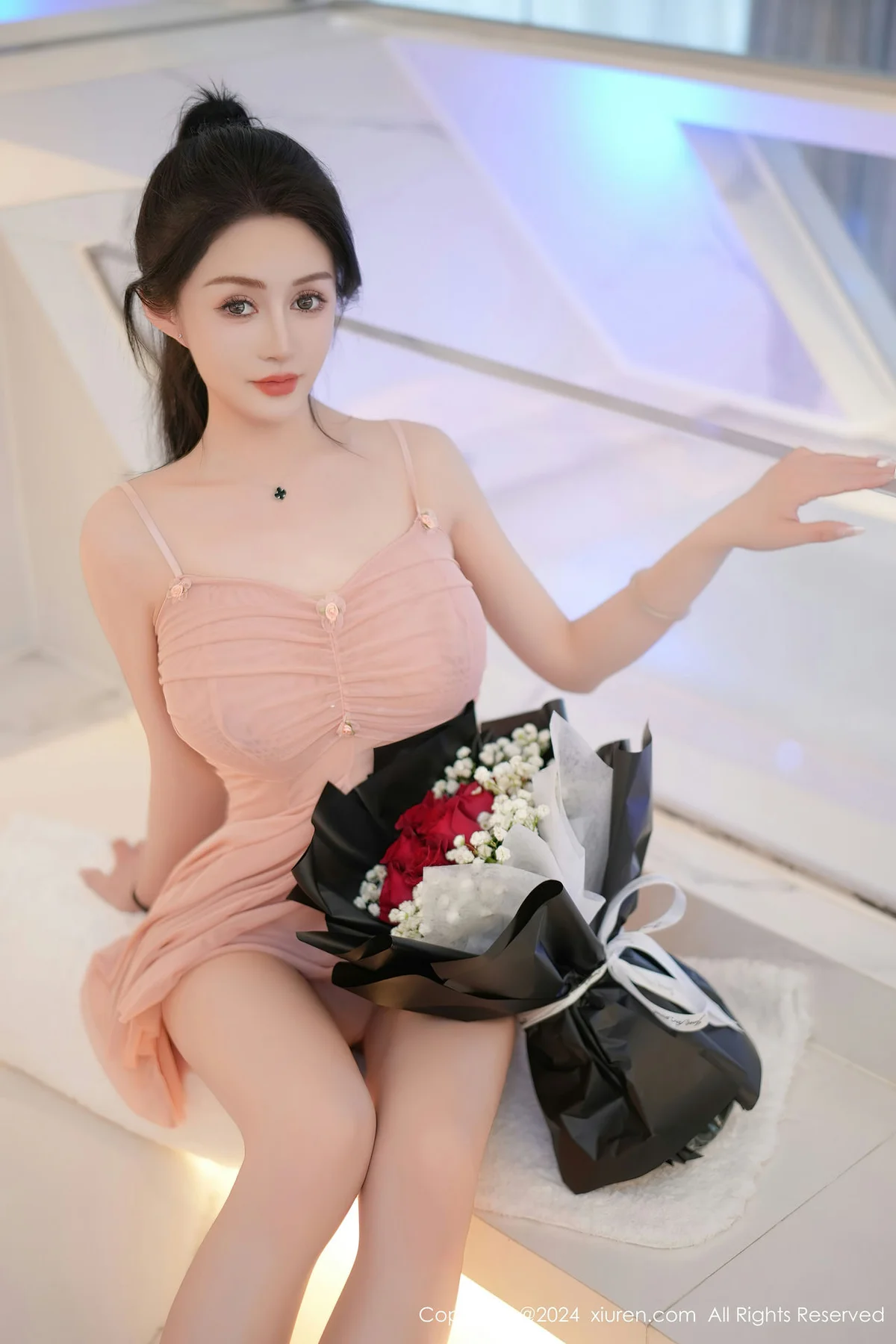 XiuRen 秀人 No.8395 林幼一 粉色连衣短裙性感写真1 - 4