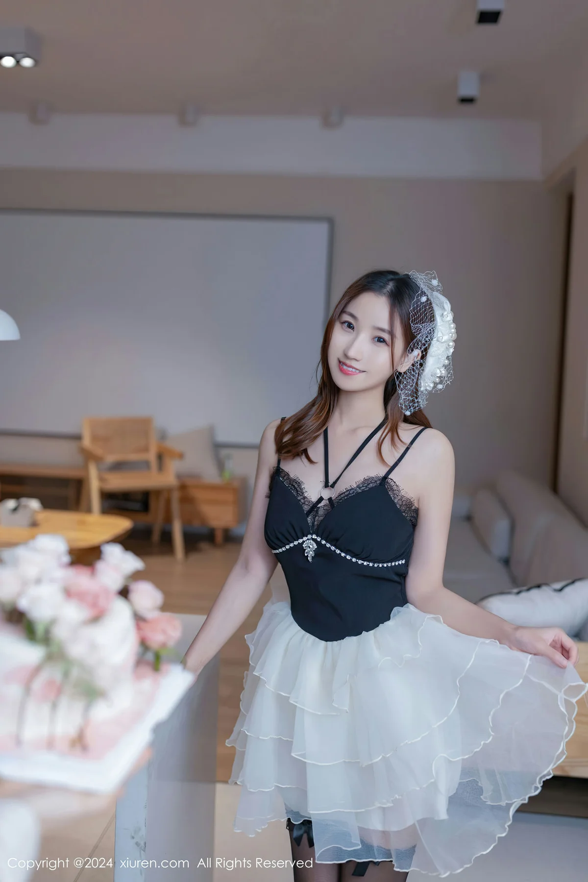 XiuRen 秀人 No.8398 杏子Yada 生日场景拍摄性感写真1 - 1