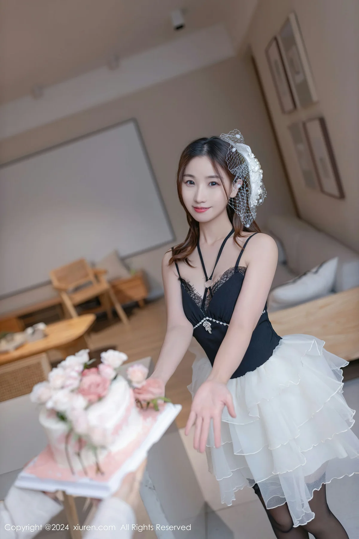 XiuRen 秀人 No.8398 杏子Yada 生日场景拍摄性感写真1 - 2