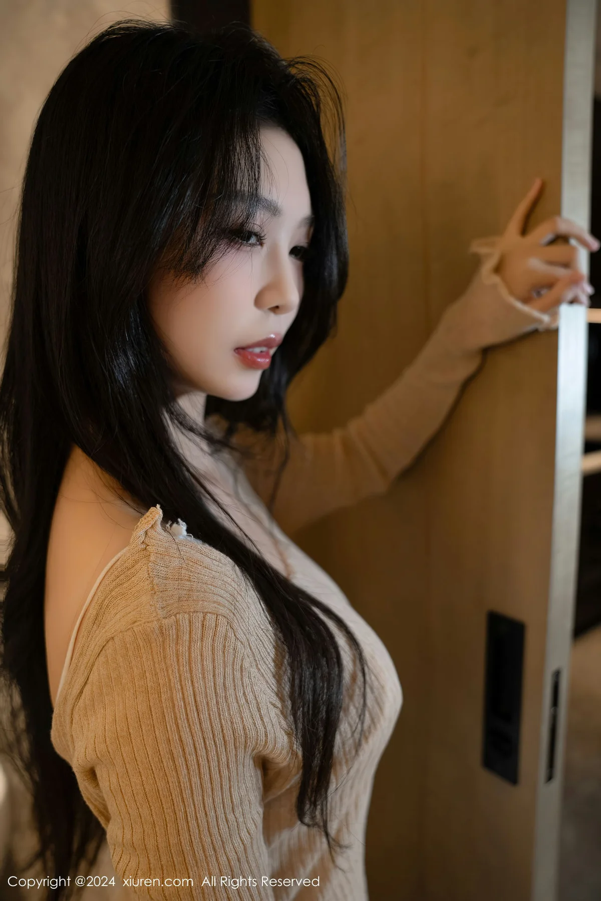 XiuRen 秀人 No.8455 利世 诱人原色丝袜性感写真3 - 1