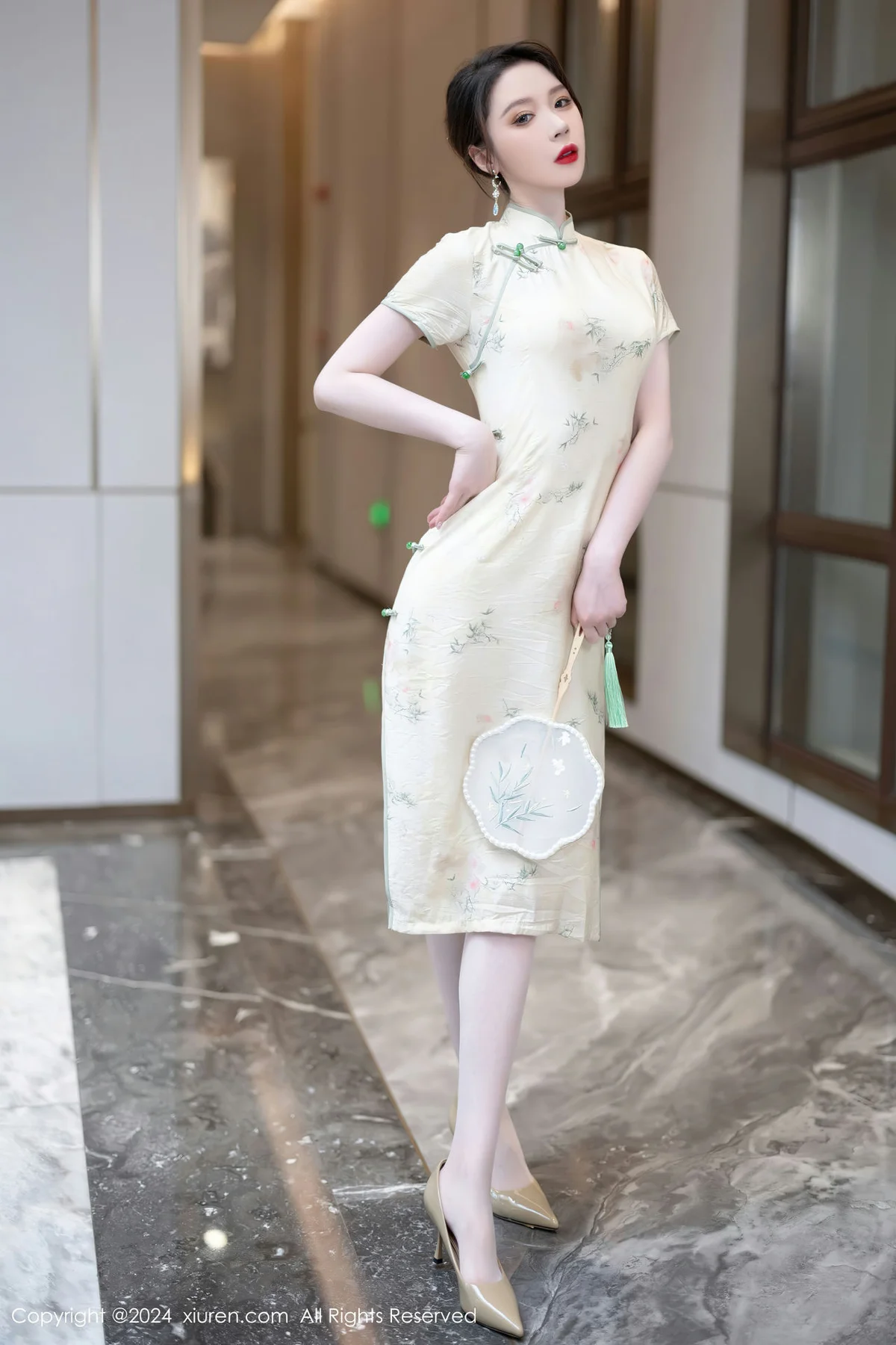 XiuRen 秀人 No.8497 梦心玥 浅黄色旗袍哈尔滨旅拍22 - 2