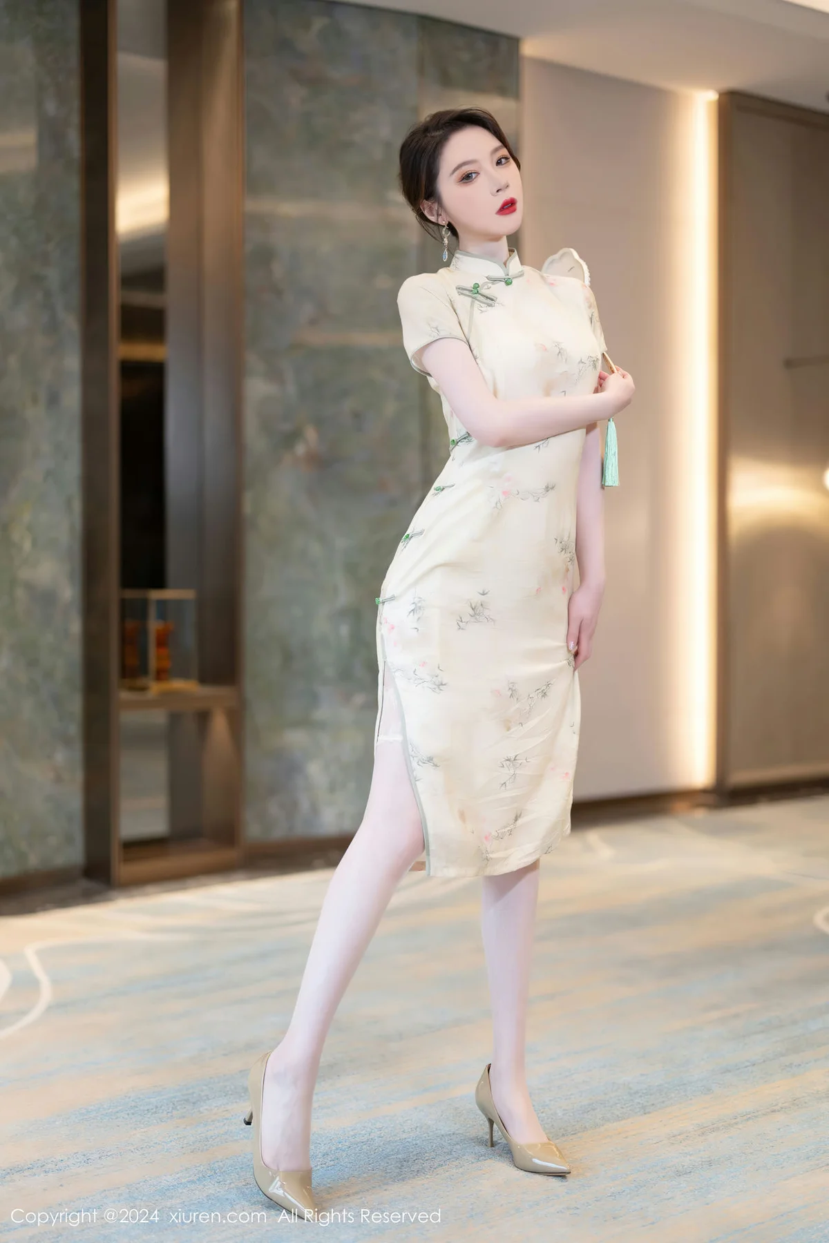 XiuRen 秀人 No.8497 梦心玥 浅黄色旗袍哈尔滨旅拍22 - 4