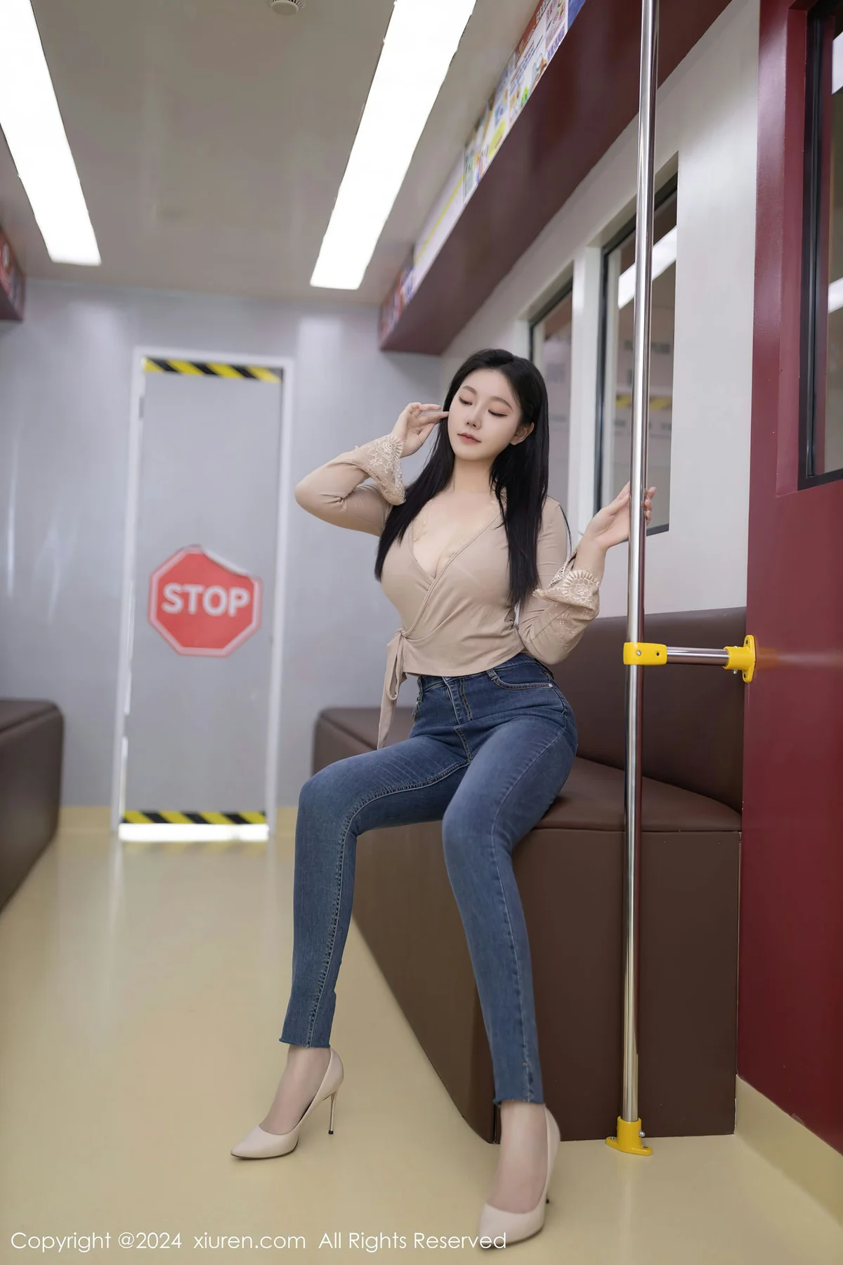 XiuRen 秀人 No.8498 安然anran 地铁写真性感写真1 - 5