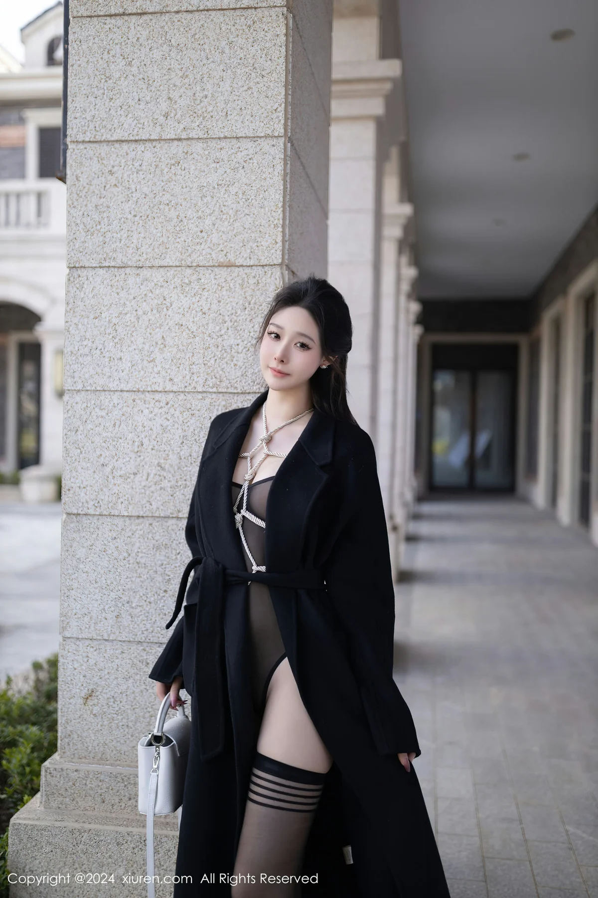 XiuRen 秀人 No.8552 小逗逗 黑色风衣性感写真1 - 2