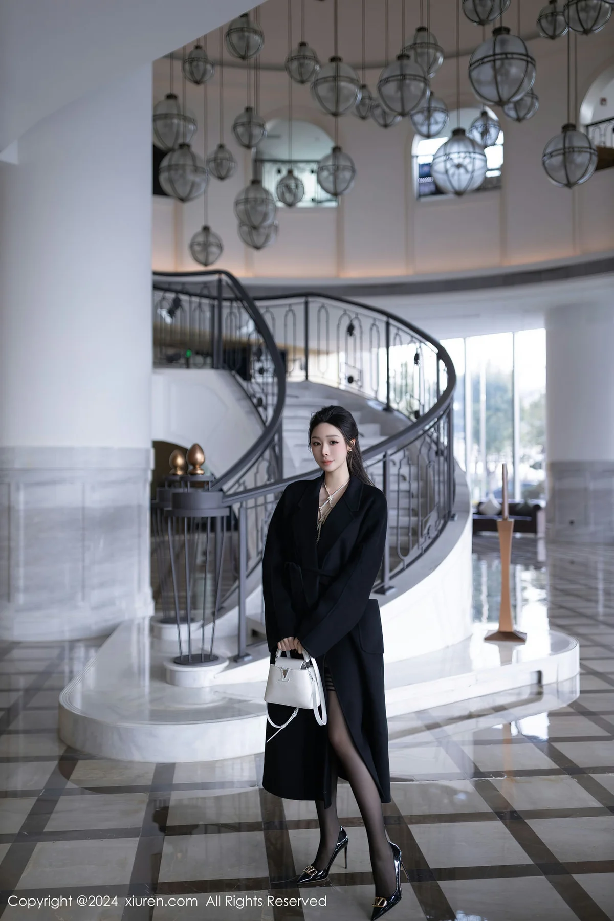 XiuRen 秀人 No.8552 小逗逗 黑色风衣性感写真1 - 4