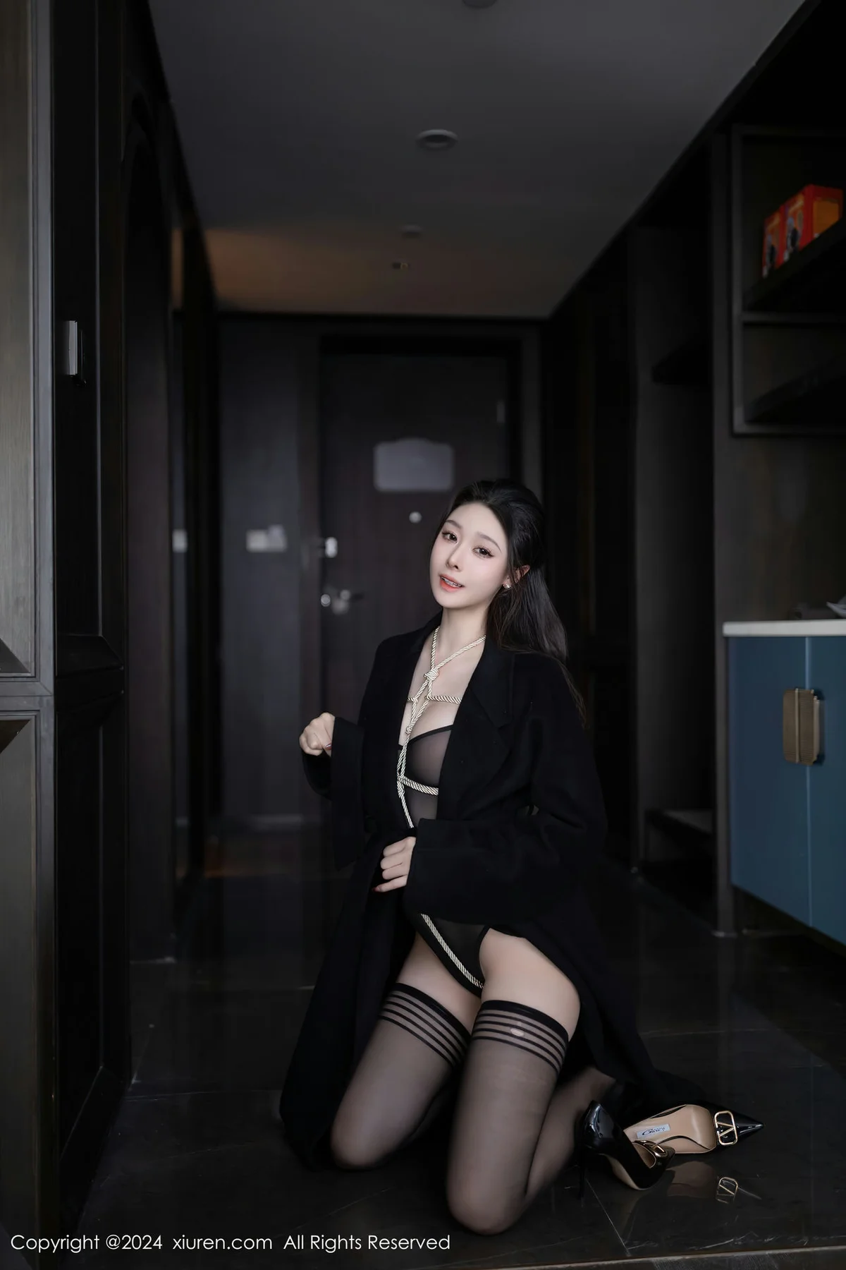 XiuRen 秀人 No.8552 小逗逗 黑色风衣性感写真1 - 1