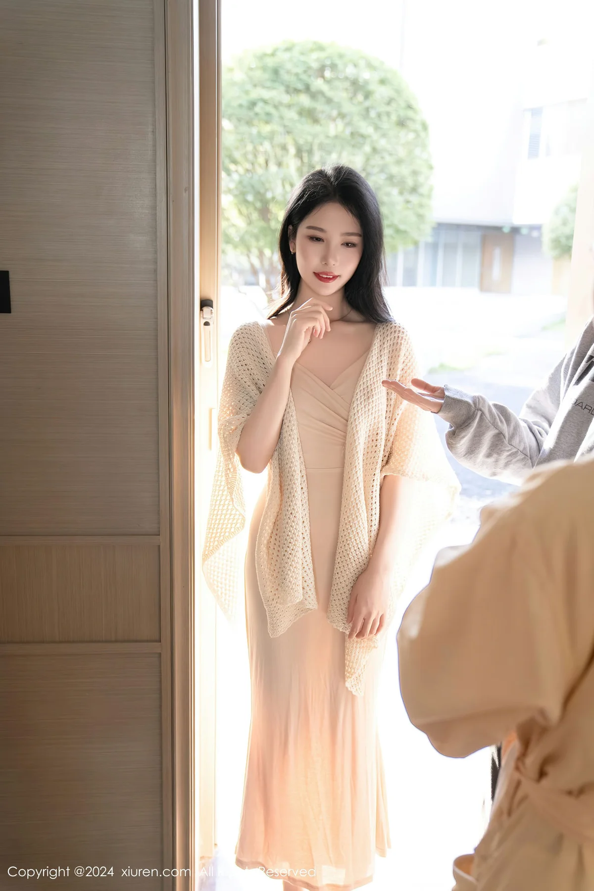 XiuRen 秀人 No.8559 利世 杏色连衣裙性感写真1 - 5