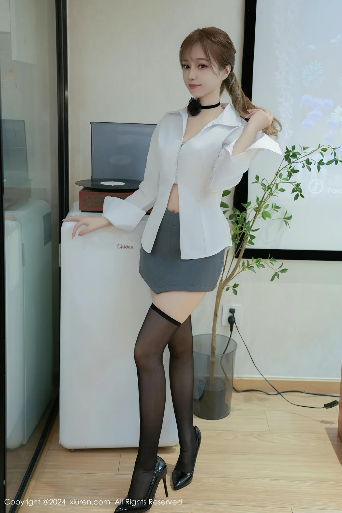 XiuRen 秀人 No.8609 甜白酱 首套写真灰色短裙 - 1