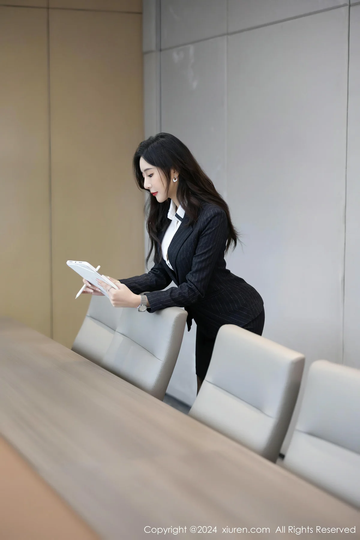 XiuRen 秀人 No.8656 王馨瑶yanni 深色OL制服性感写真22 - 1