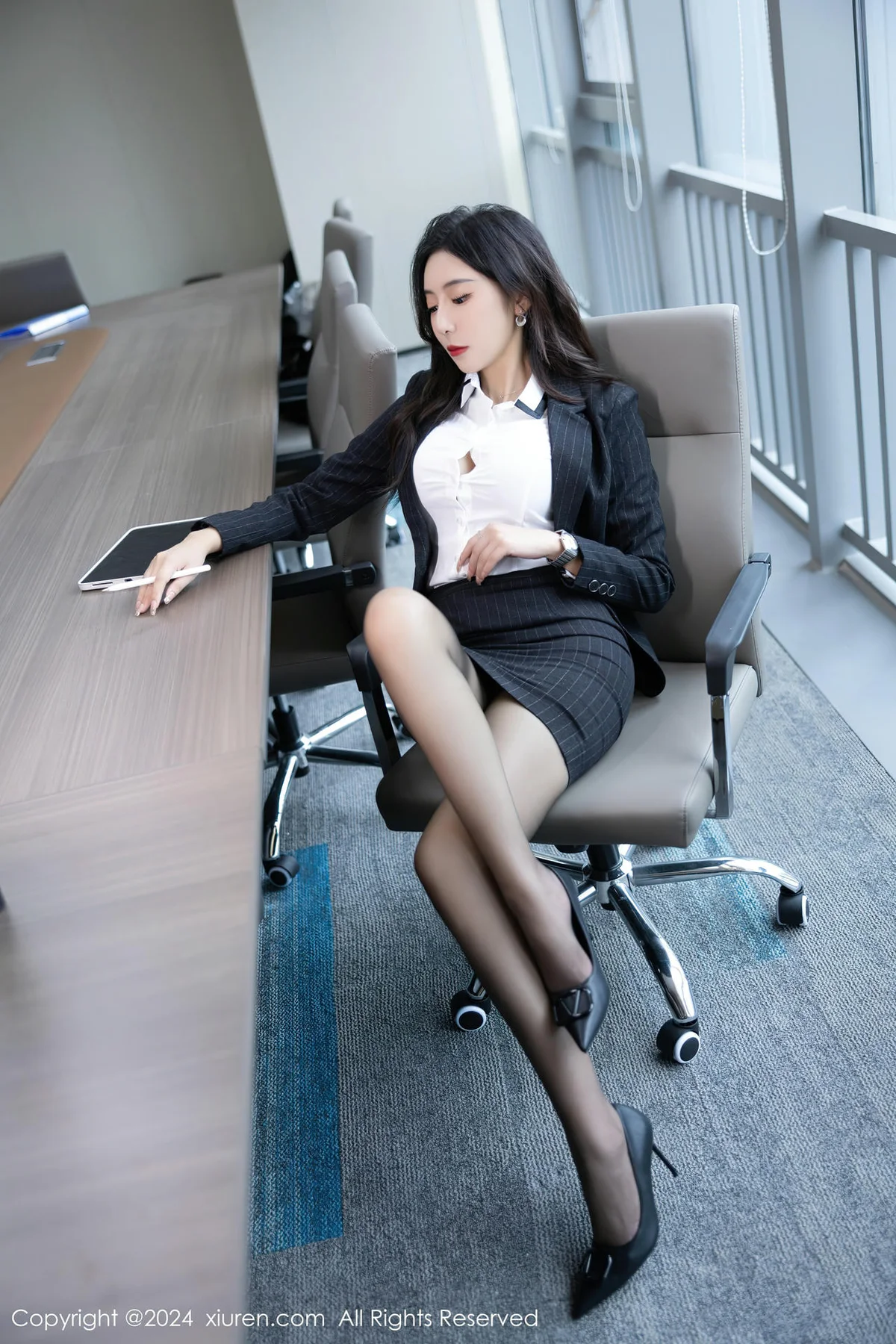 XiuRen 秀人 No.8656 王馨瑶yanni 深色OL制服性感写真22 - 10