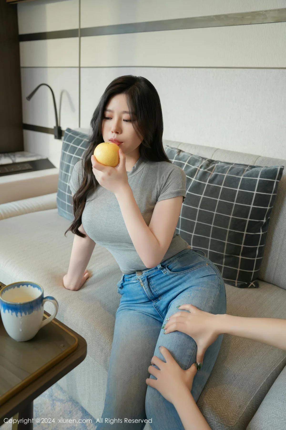 XiuRen 秀人 No.8711 白茹雪 灰色丝袜性感写真1 - 4