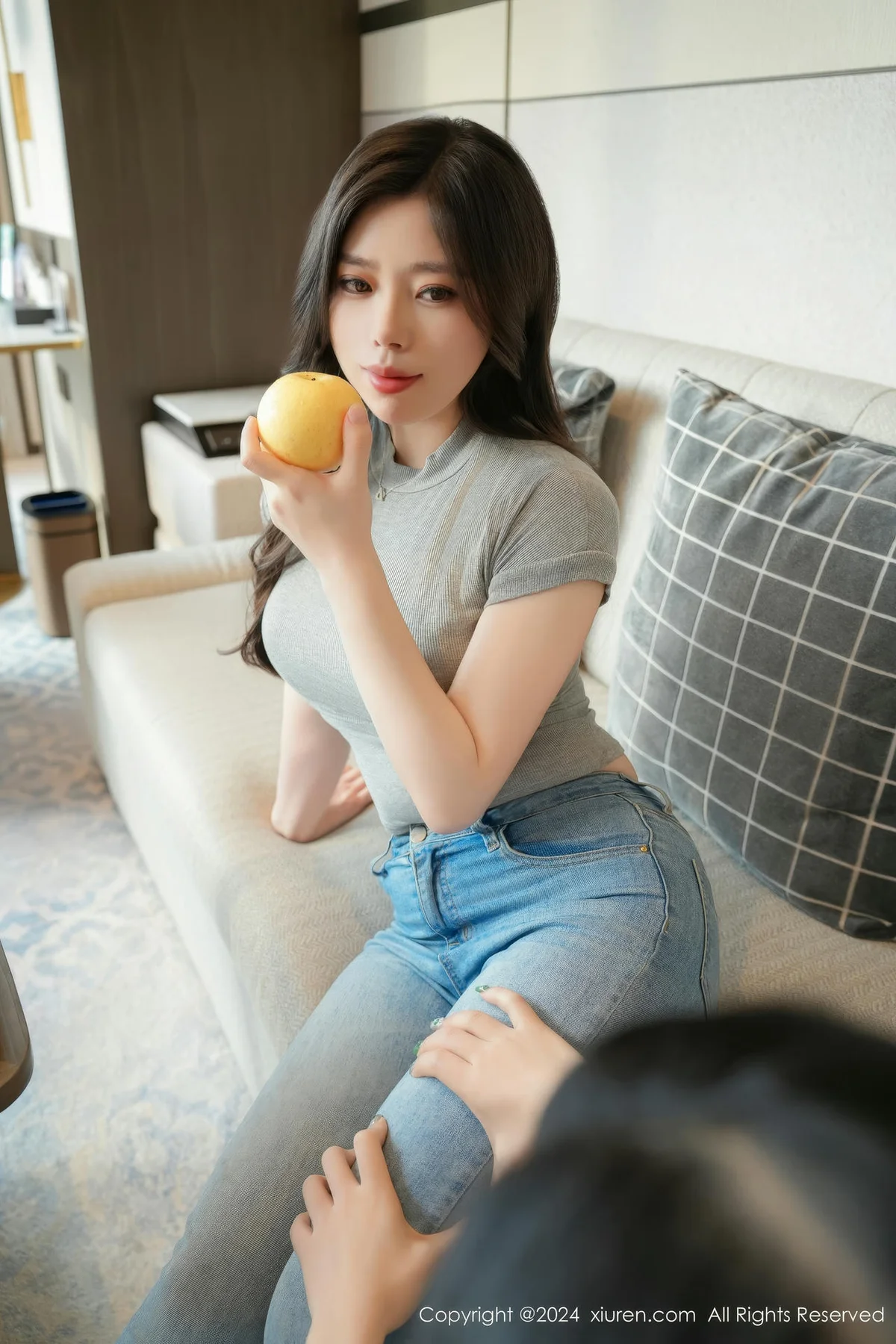 XiuRen 秀人 No.8711 白茹雪 灰色丝袜性感写真1 - 5