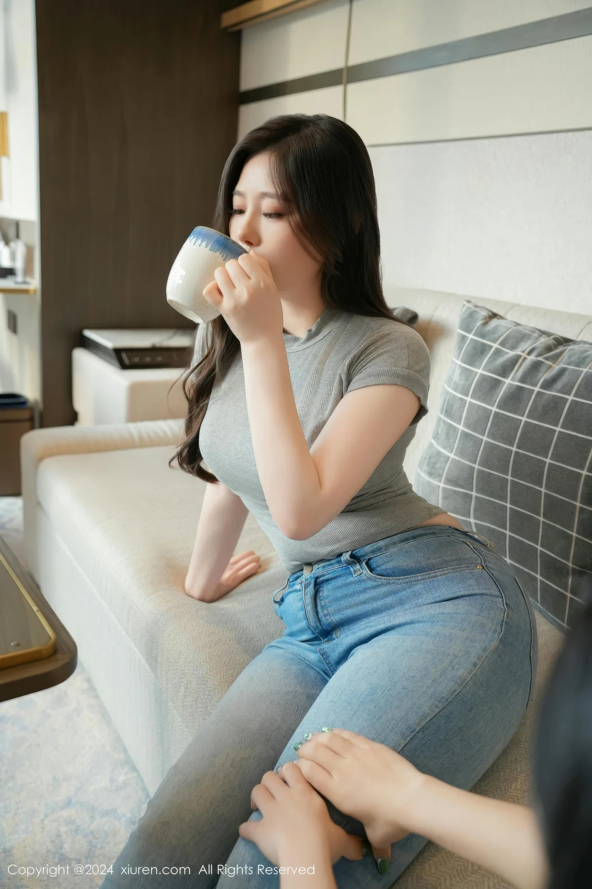 XiuRen 秀人 No.8711 白茹雪 灰色丝袜性感写真1 - 7