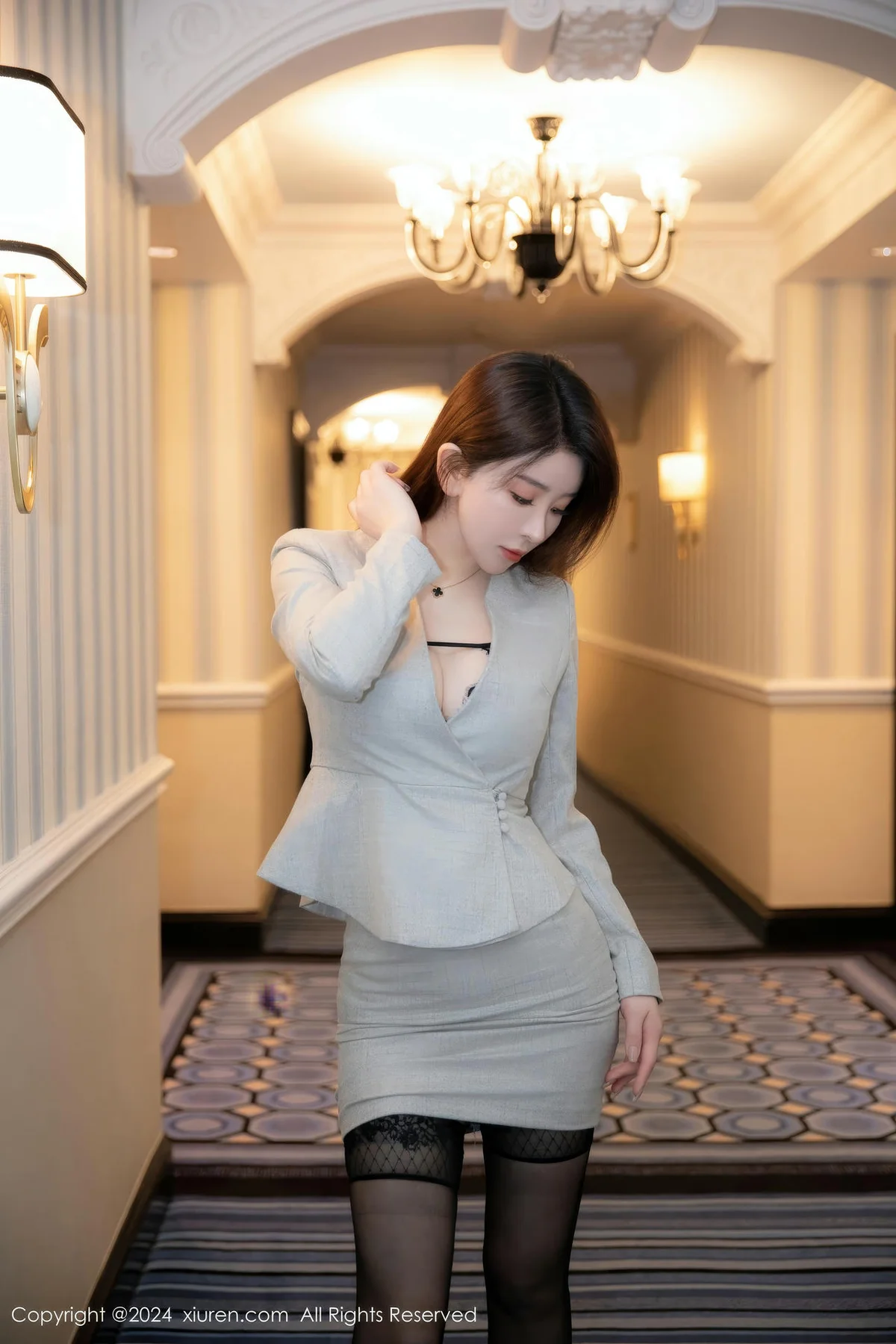 XiuRen 秀人 No.8716 雨儿酱eve 灰色OL性感写真2 - 3