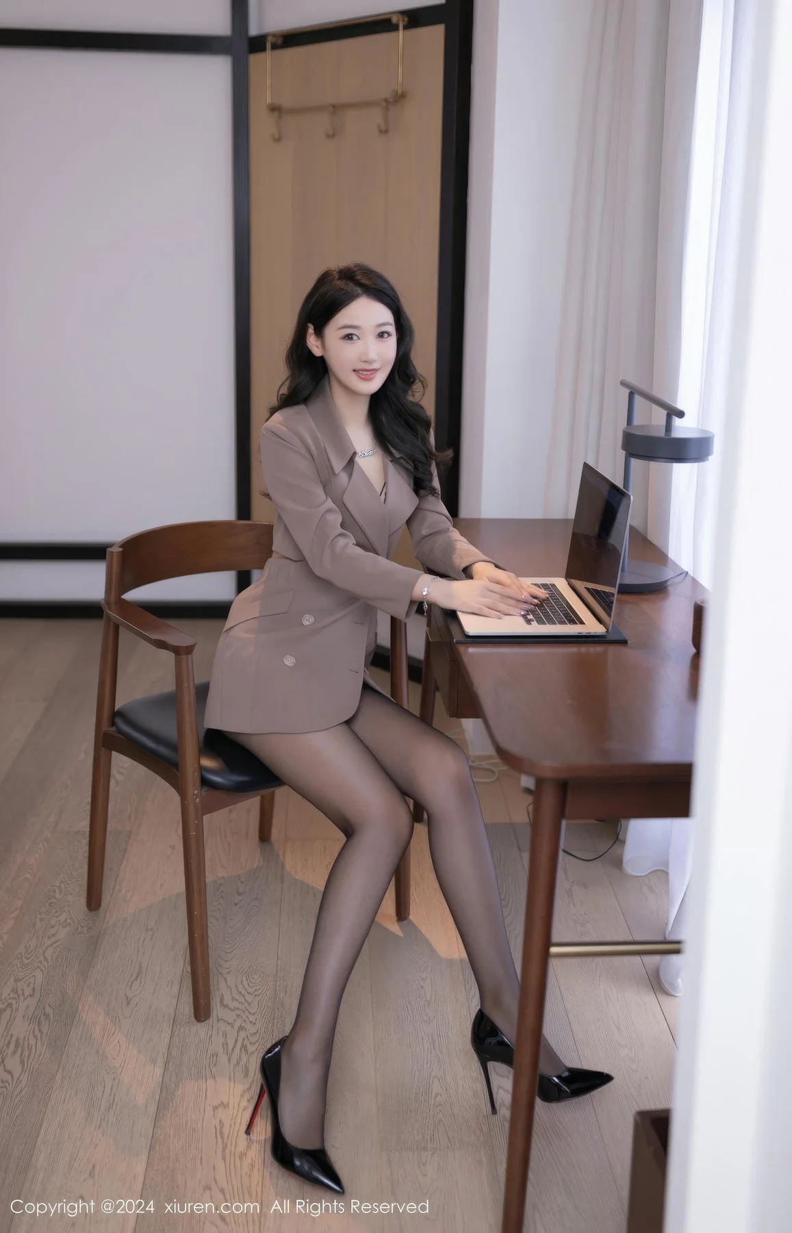 XiuRen 秀人 No.8824 唐安琪 犯错的秘书主题拍摄性感写真11 - 1