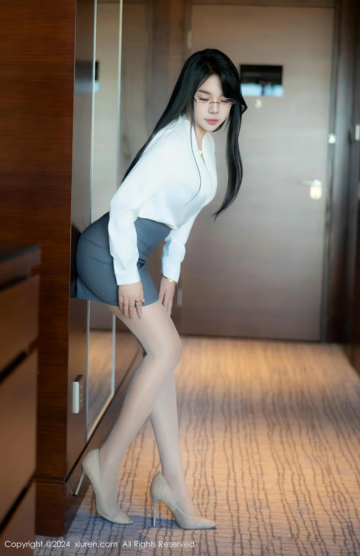 XiuRen 秀人 No.8989 麦田 首套写真白色OL2 - 3