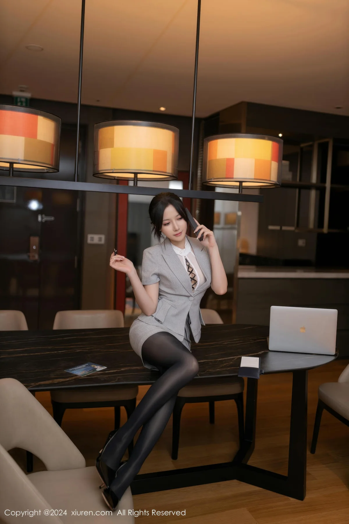 XiuRen 秀人 No.9189 鱼子酱Fish 灰色OL服饰韩国旅拍写真 - 2