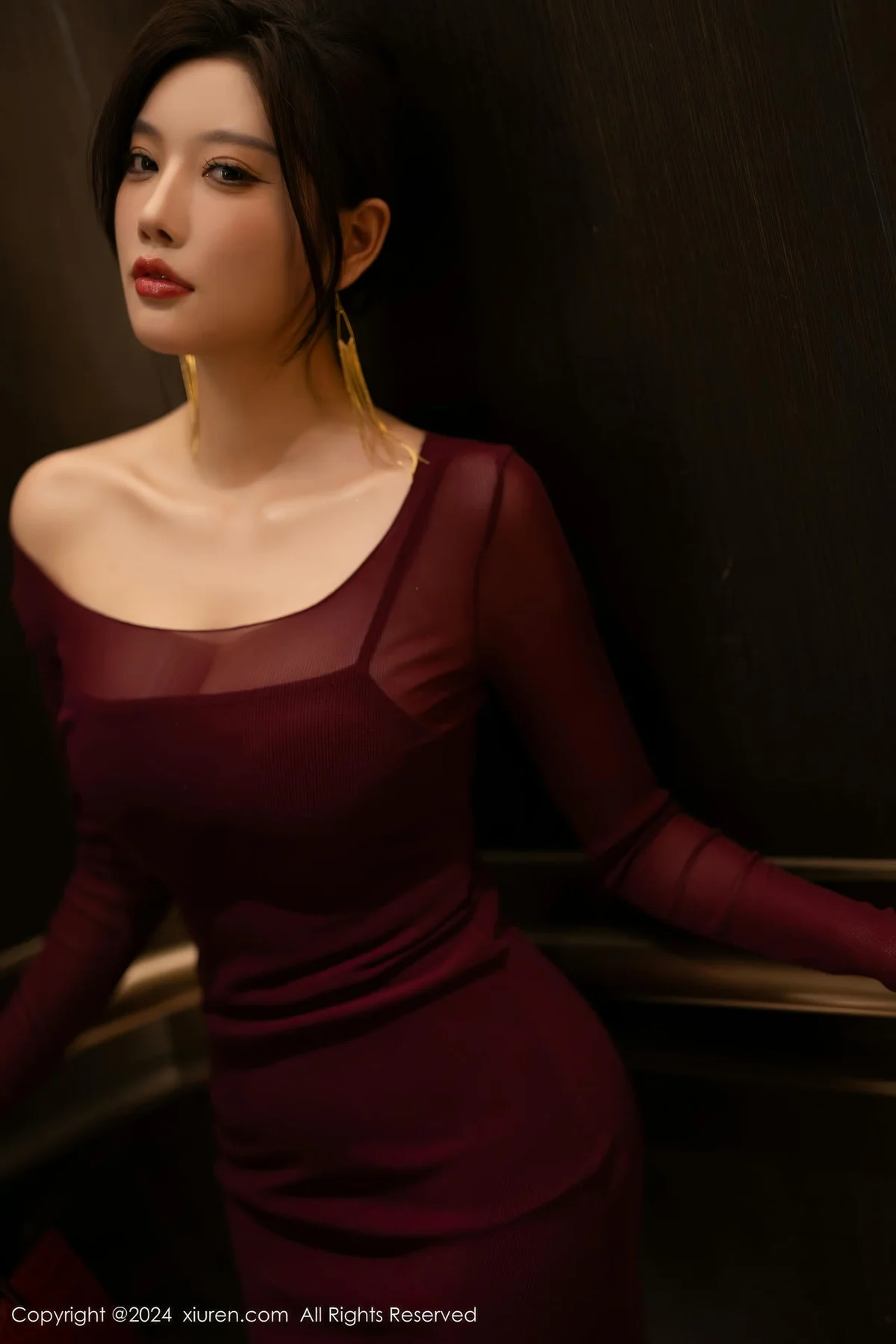 XiuRen 秀人 No.9348 杨晨晨Yome 香肩酒红美裙 - 4