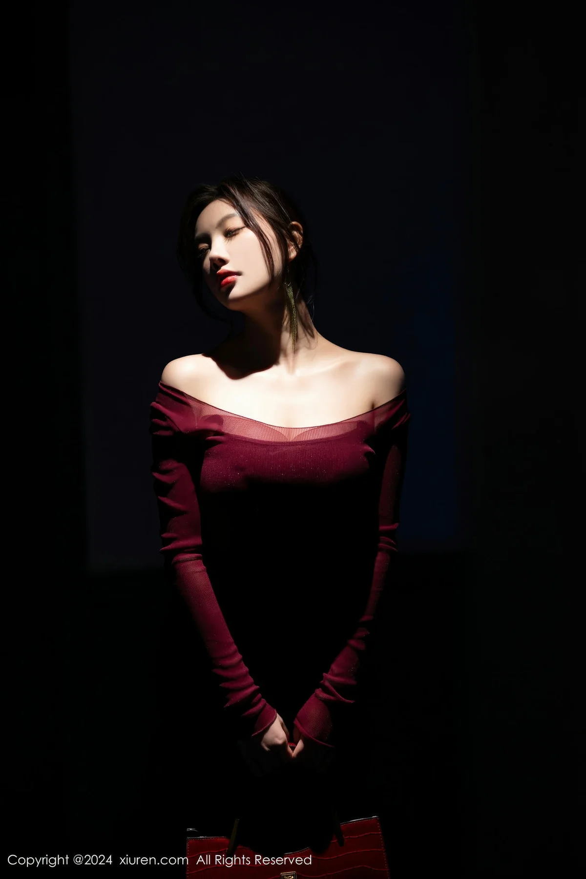 XiuRen 秀人 No.9348 杨晨晨Yome 香肩酒红美裙 - 8