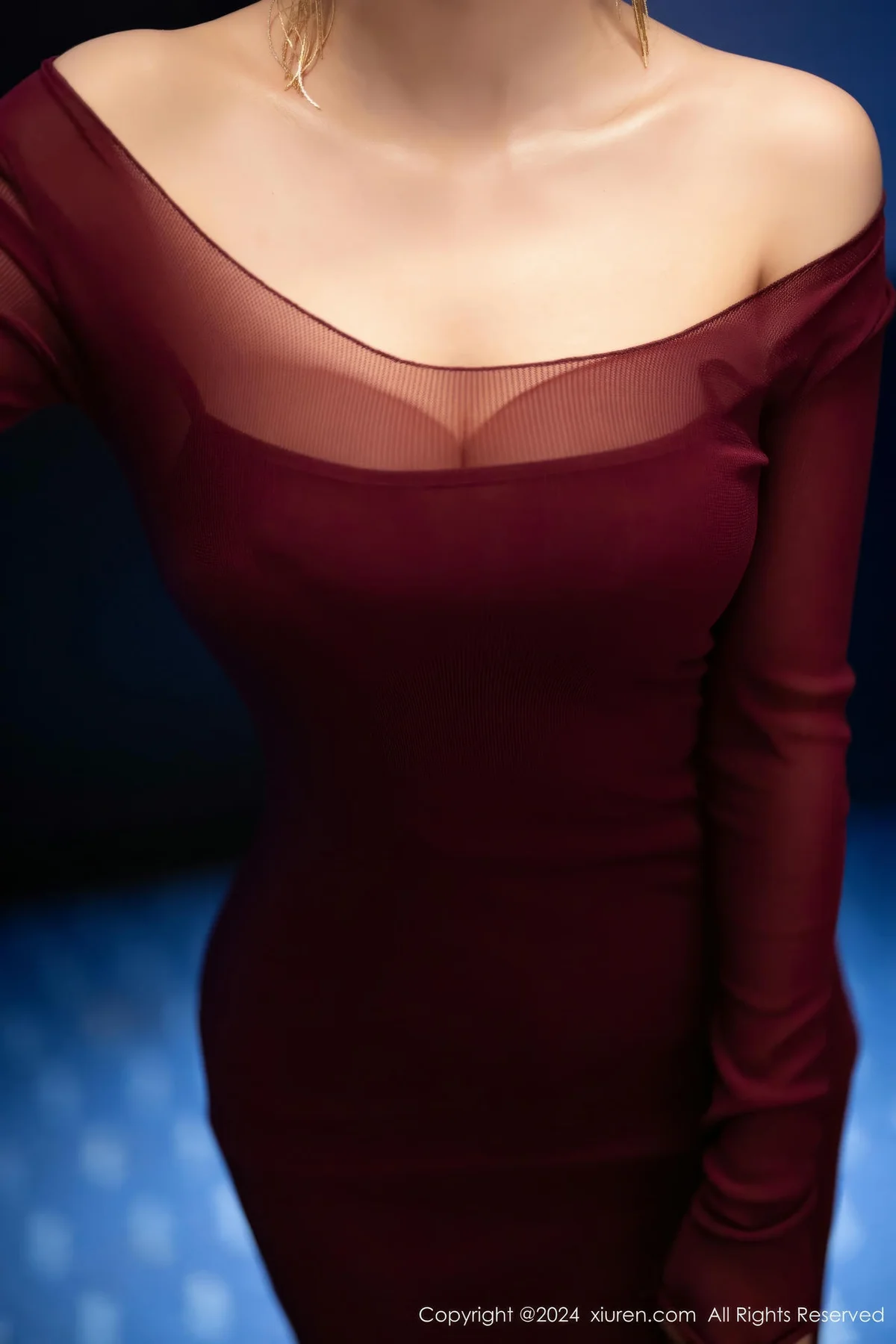 XiuRen 秀人 No.9348 杨晨晨Yome 香肩酒红美裙 - 9