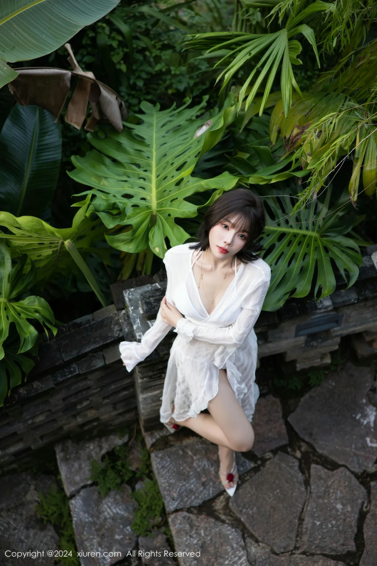 XiuRen 秀人 No.9375 徐莉芝Booty 旅拍白色比基尼 - 1