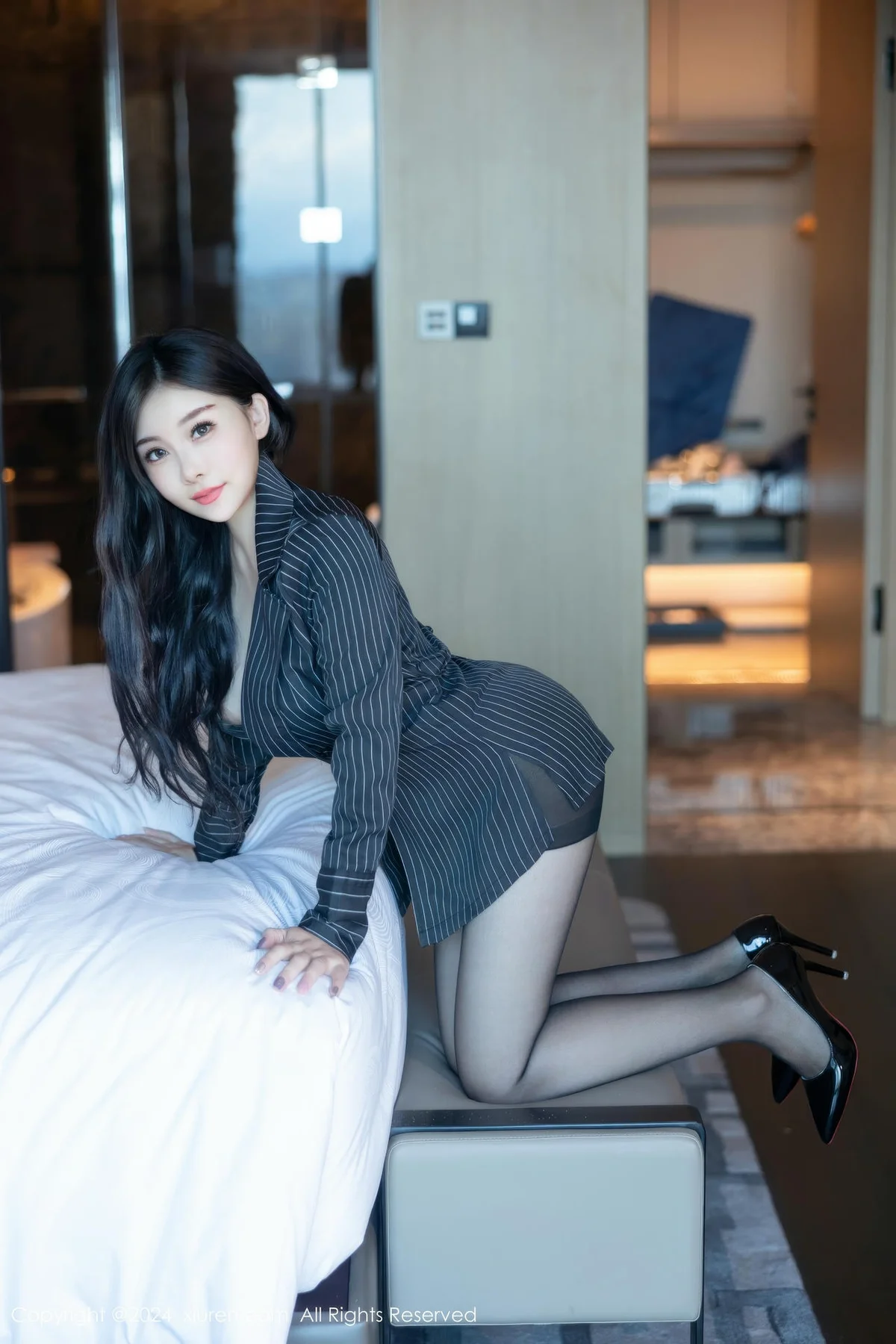 XiuRen 秀人 No.9410 白洁Bessie爆乳ol制服 - 4