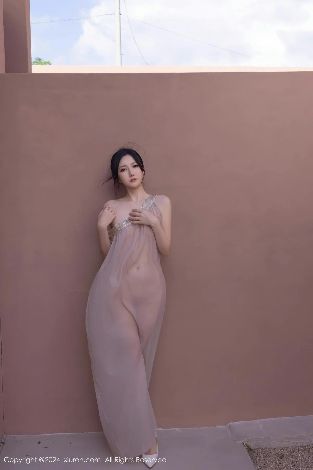 XiuRen 秀人 No.9492 鱼子酱Fish 透视纱裙香肩美女 - 1