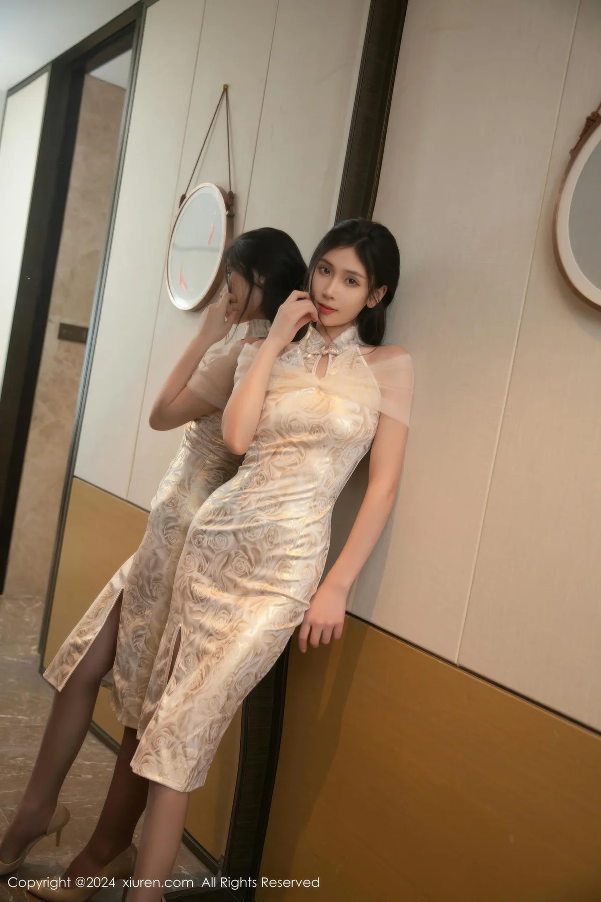 XiuRen 秀人 No.9583 刘婷婷浅色旗袍灰丝 - 2