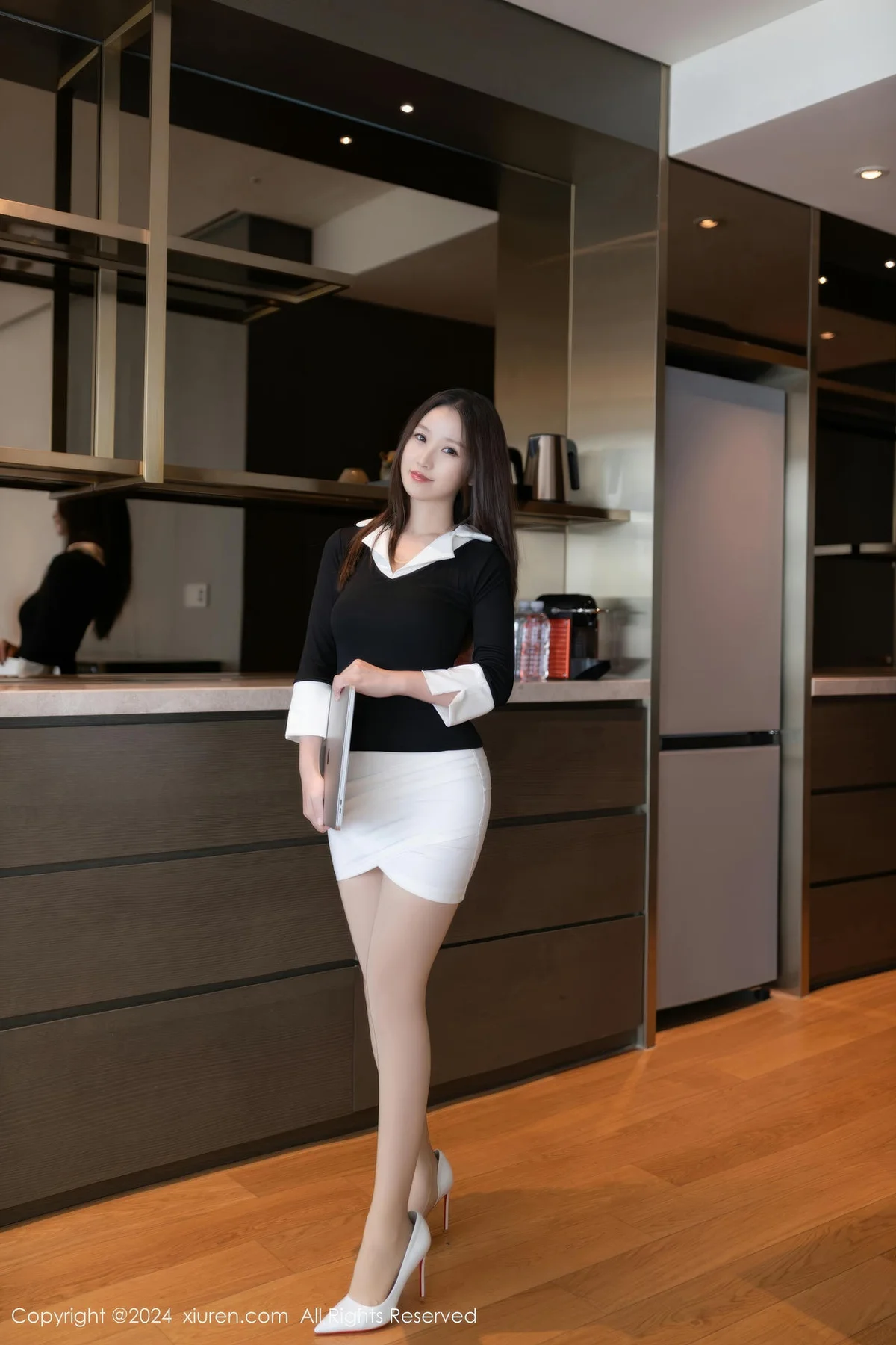 XiuRen 秀人 No.9587 杏子Yada 餐厅肉色连体丝袜 - 2