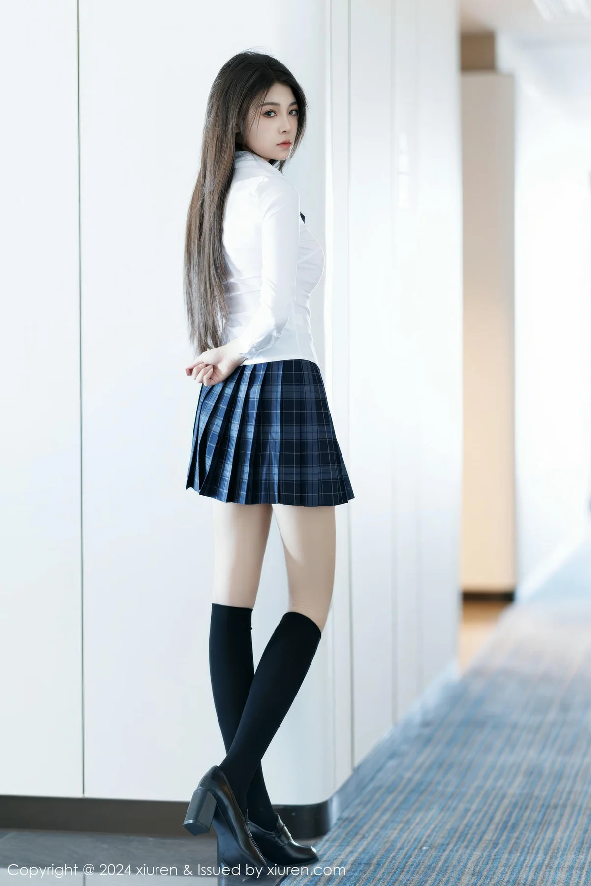 XiuRen 秀人 No.9682 初梦瑶 校园少女制服短裙 - 2